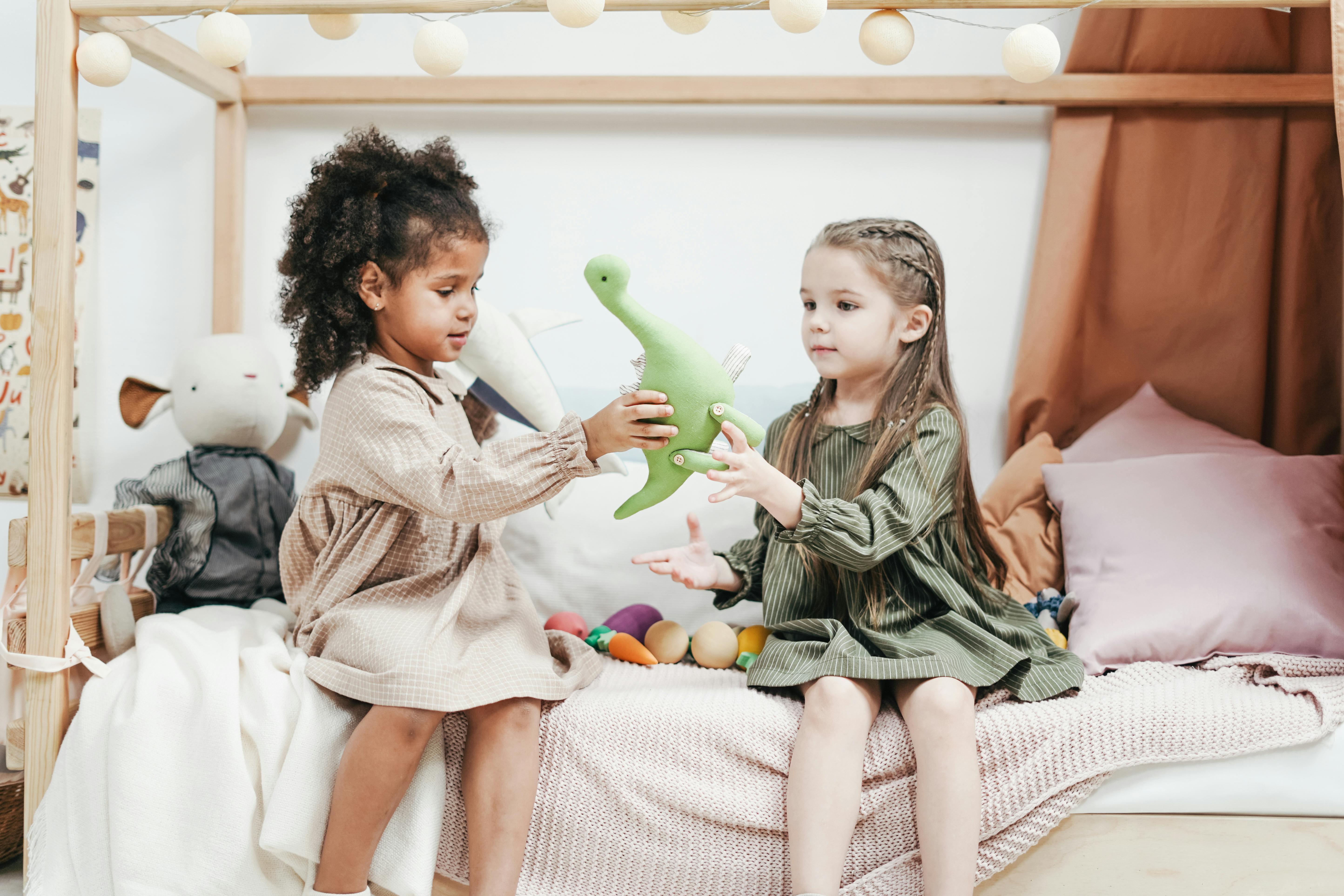 Petites filles jouant avec des jouets | Source : Pexels