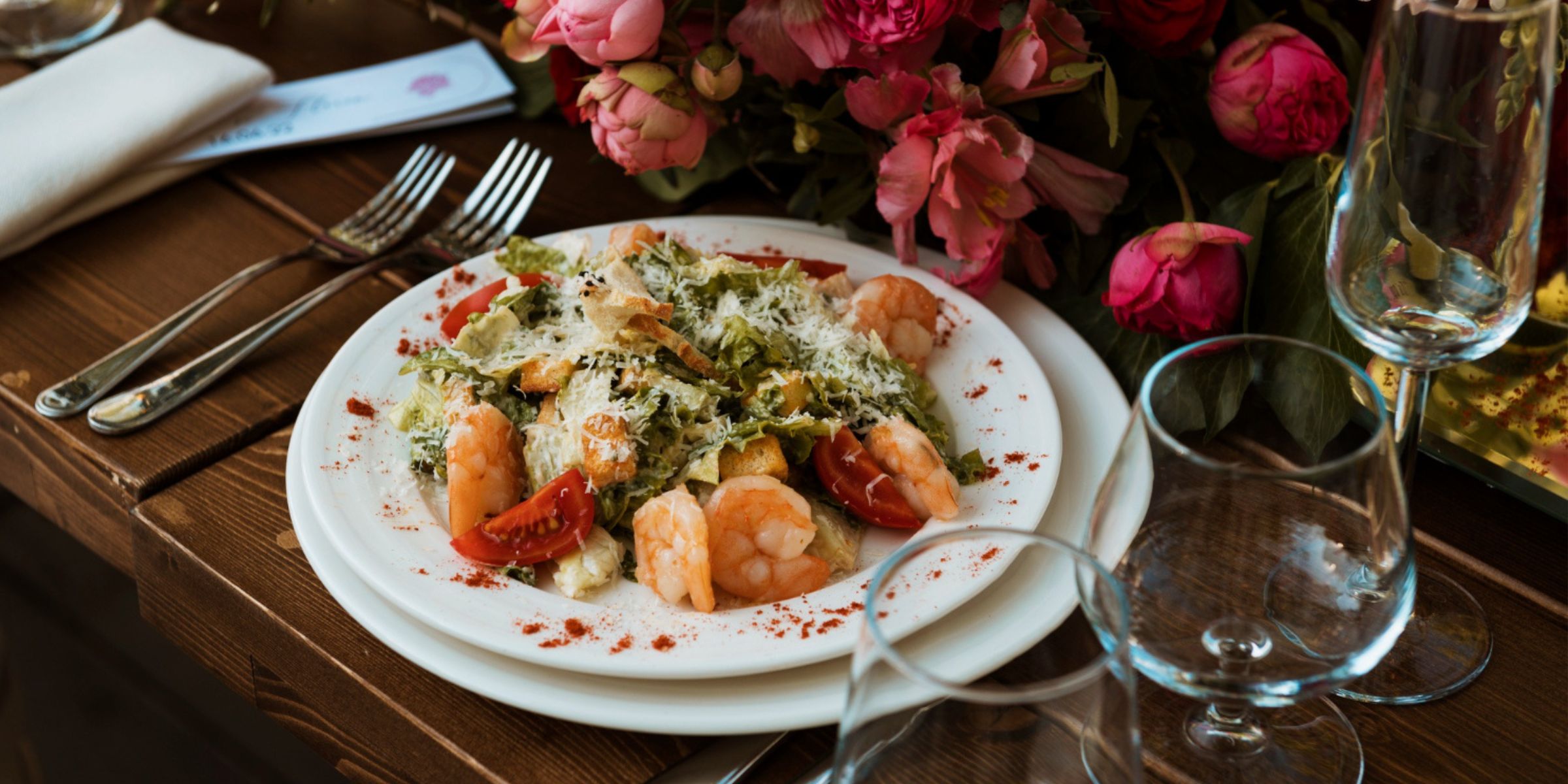 Un cadre de dîner romantique | Source : Freepik