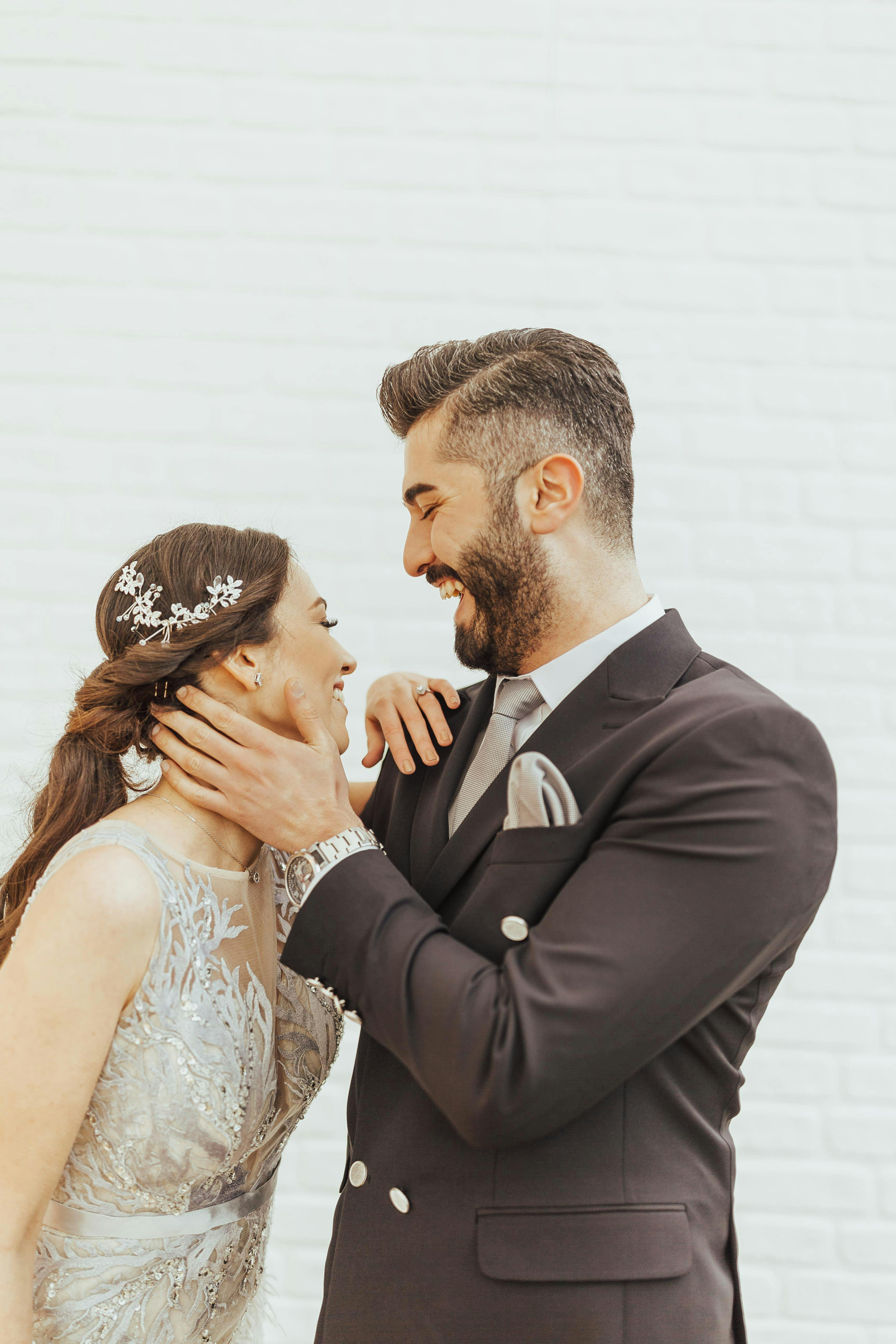 Un couple qui rit lors de son mariage | Source : Pexels