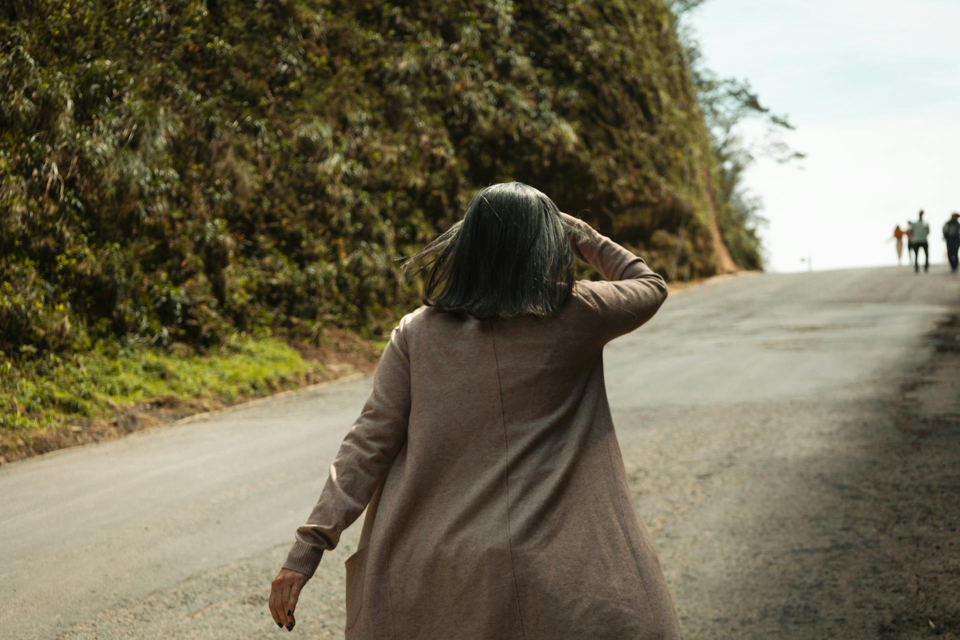 Une femme marchant sur une route | Source : Pexels