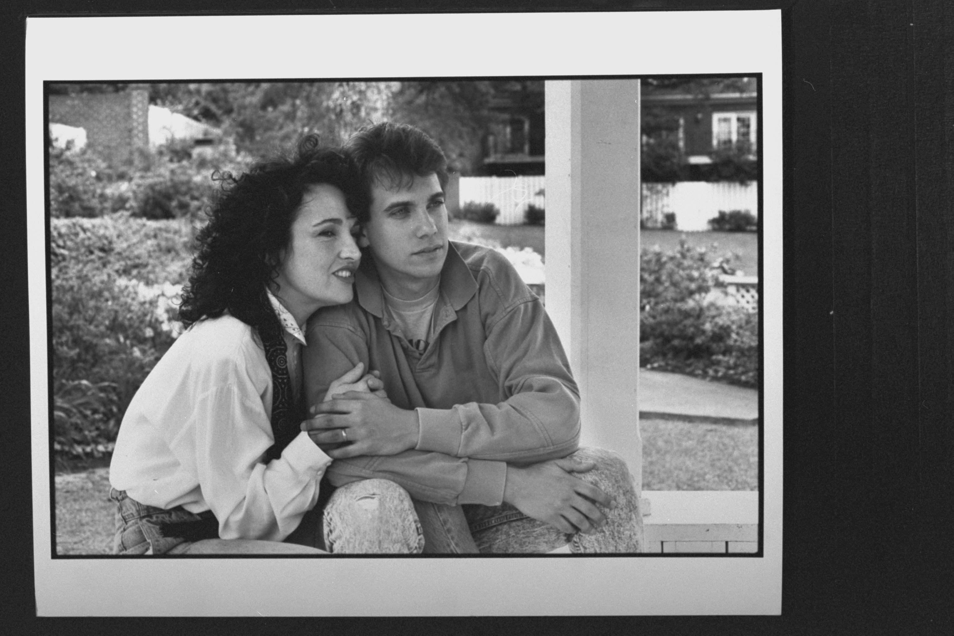 Karla DeVito et Robby Benson photographiés sous le porche de leur maison le 10 avril 1990. | Source : Getty Images