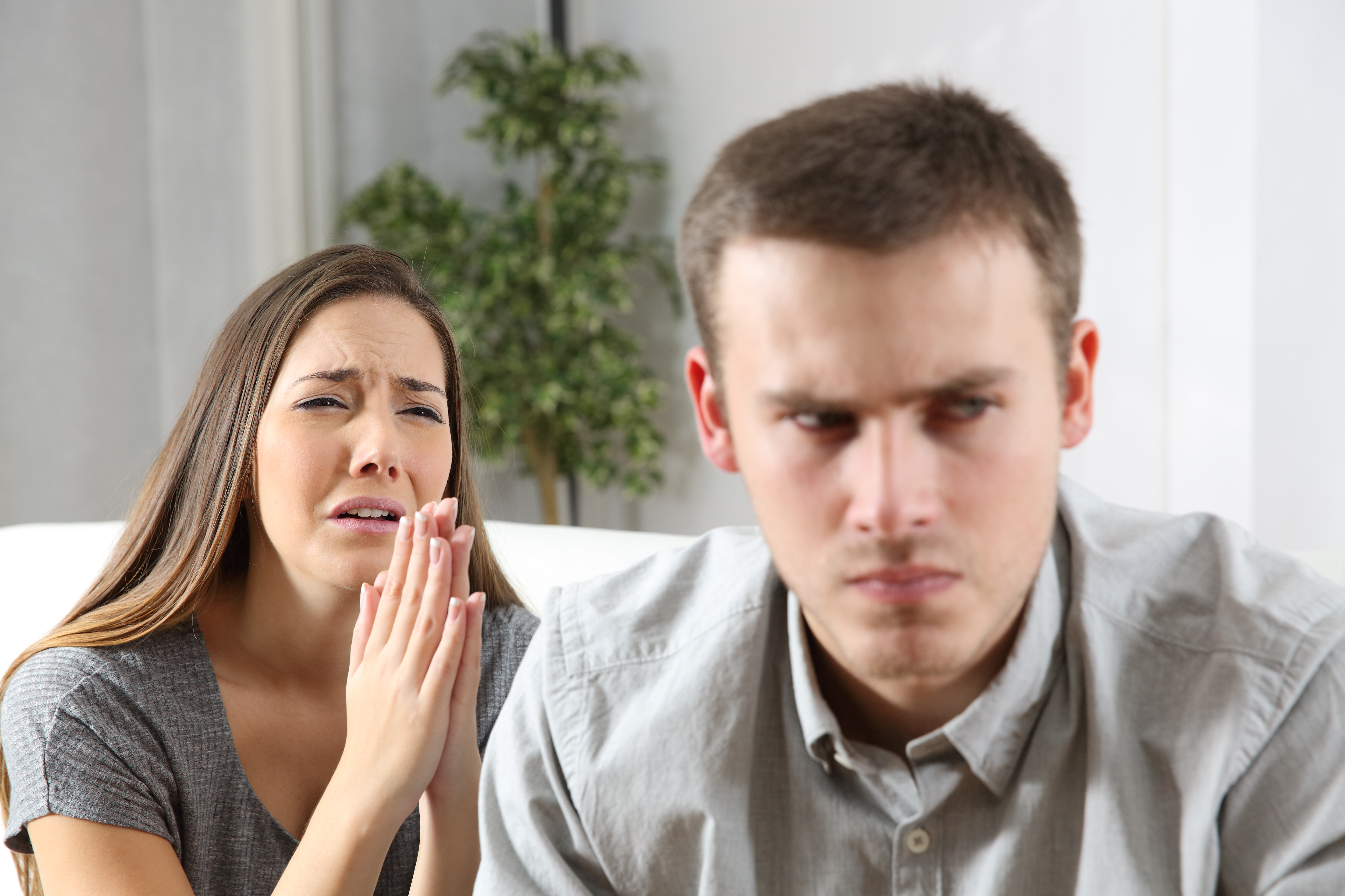 Une femme implorant le pardon de son petit ami en colère | Source : Shutterstock
