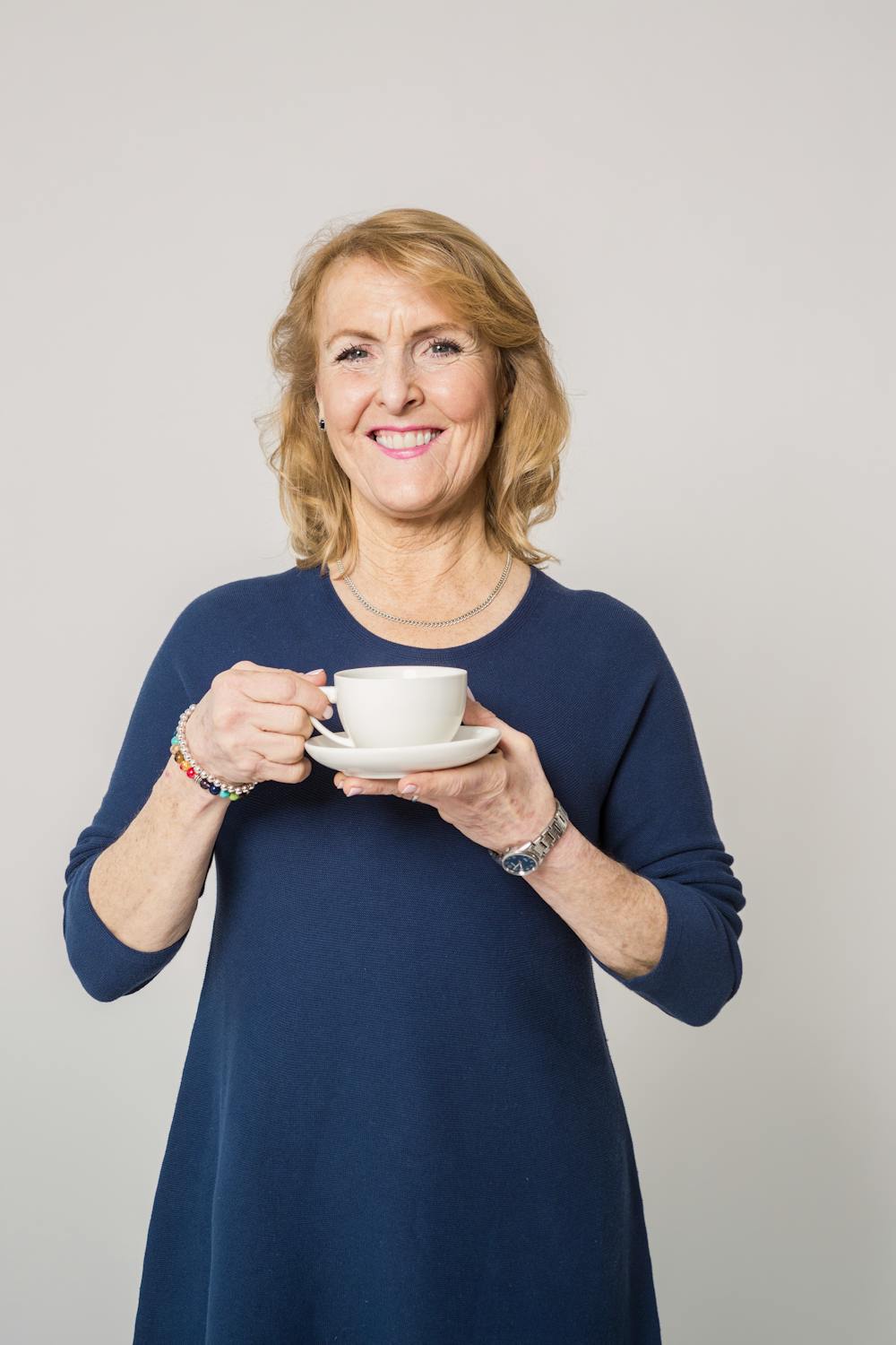 Une femme souriante avec une tasse de thé | Source : Pexels