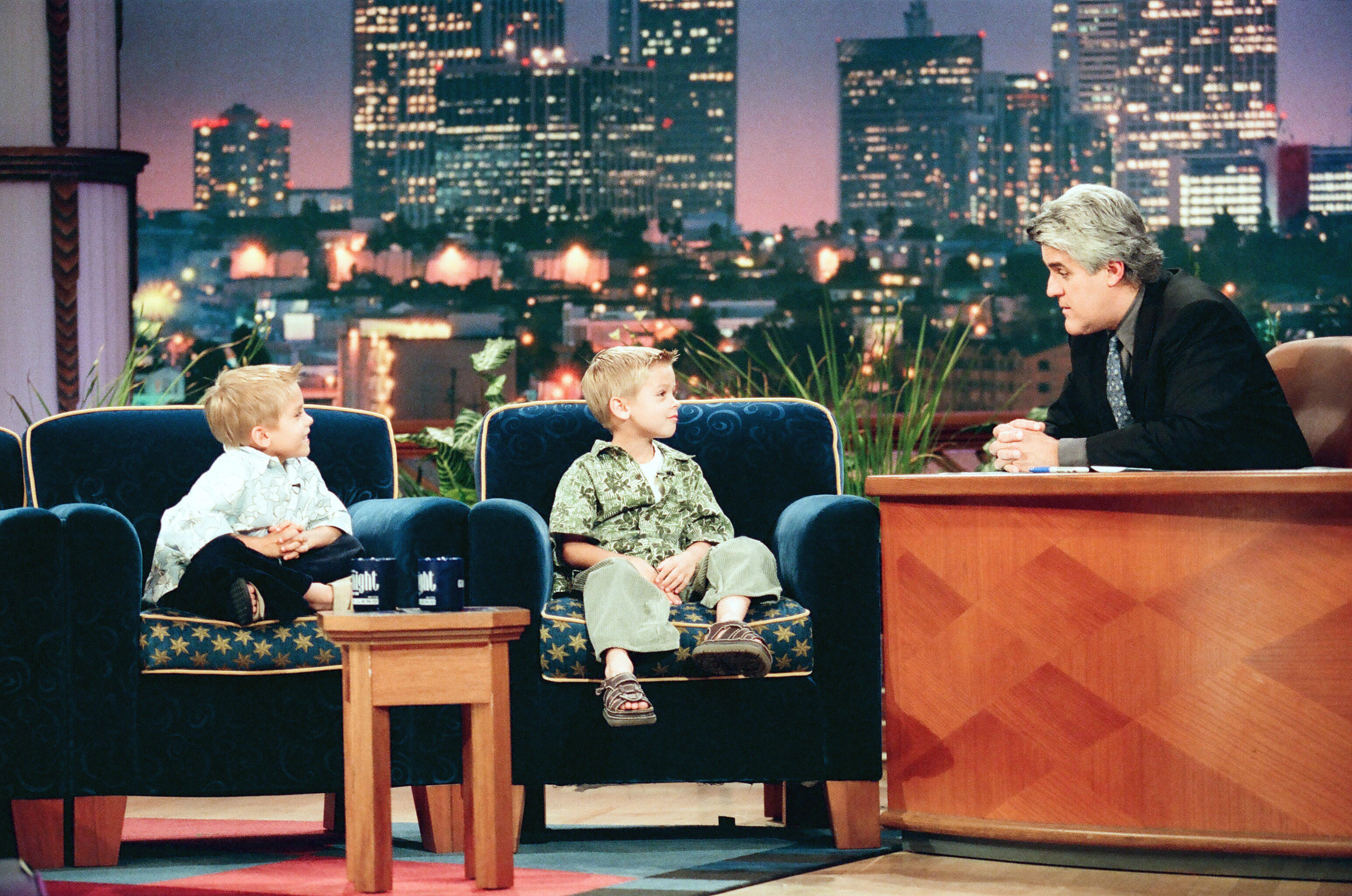 Dylan et Cole Sprouse au "Tonight Show with Jay Leno" le 18 juin 1999. | Source : Getty Images