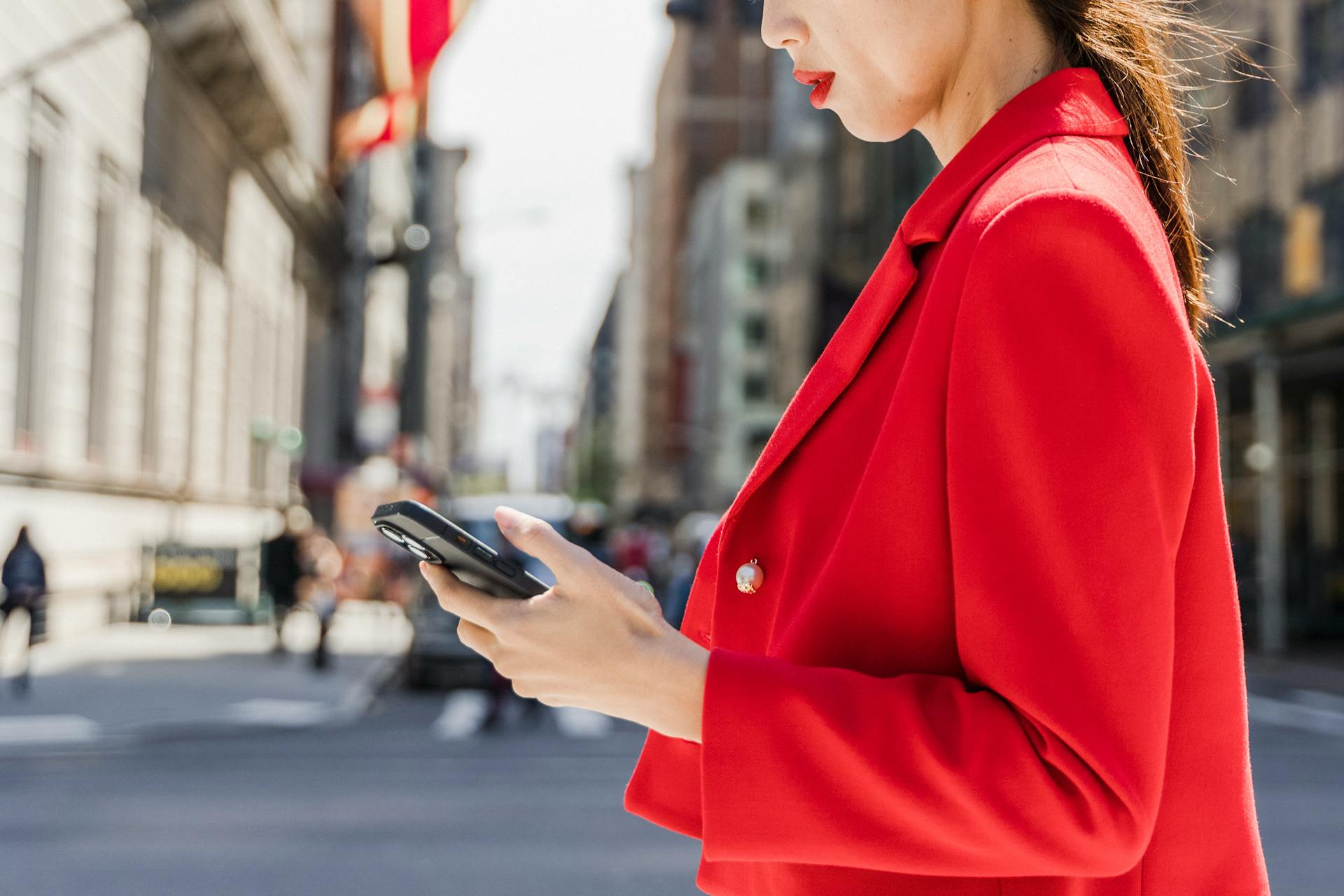 Une femme utilisant son téléphone | Source : Pexels