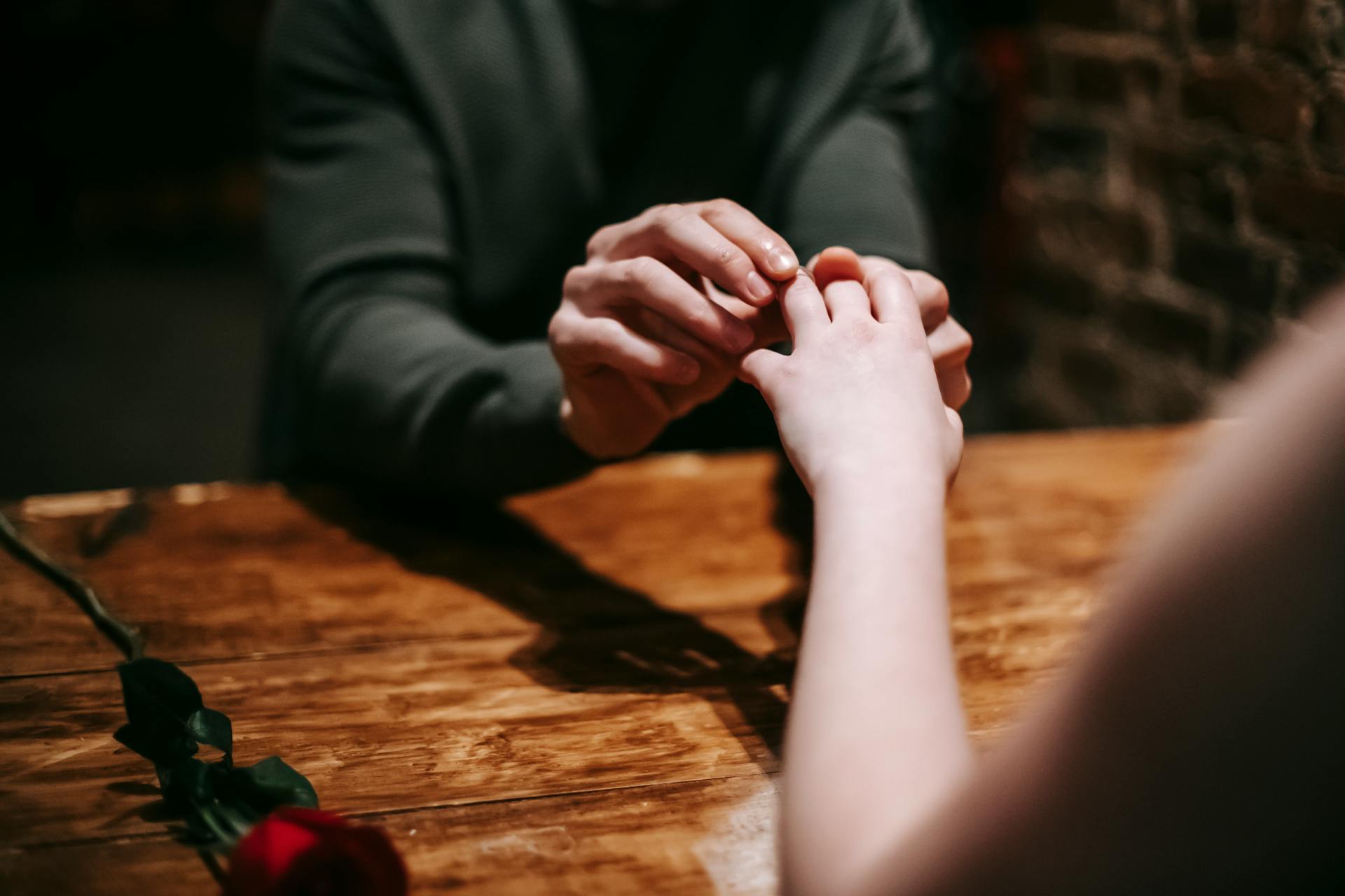 Un homme plaçant une bague au doigt d'une femme | Source : Pexels