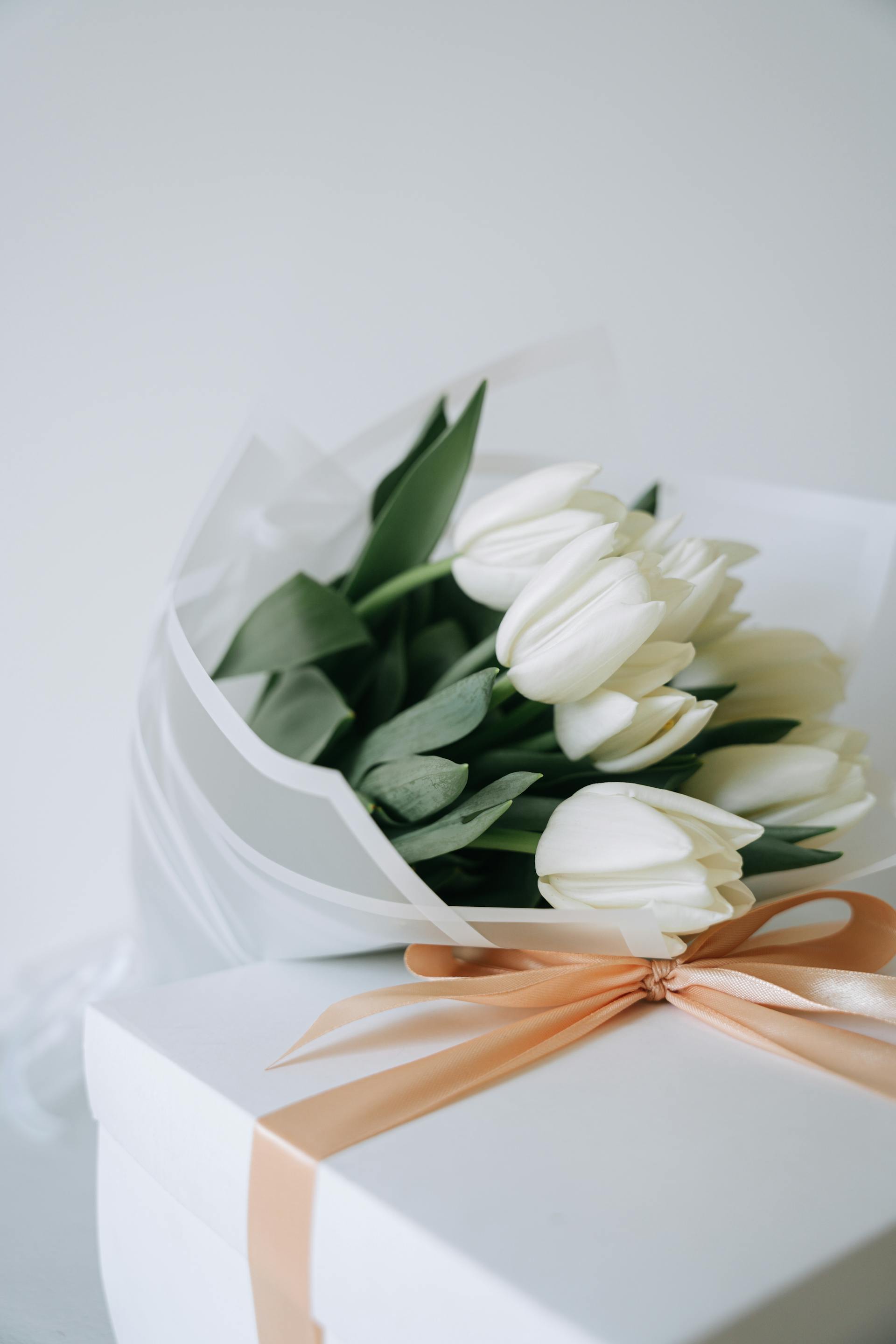 Un bouquet de tulipes blanches sur le dessus d'une boîte | Source : Pexels