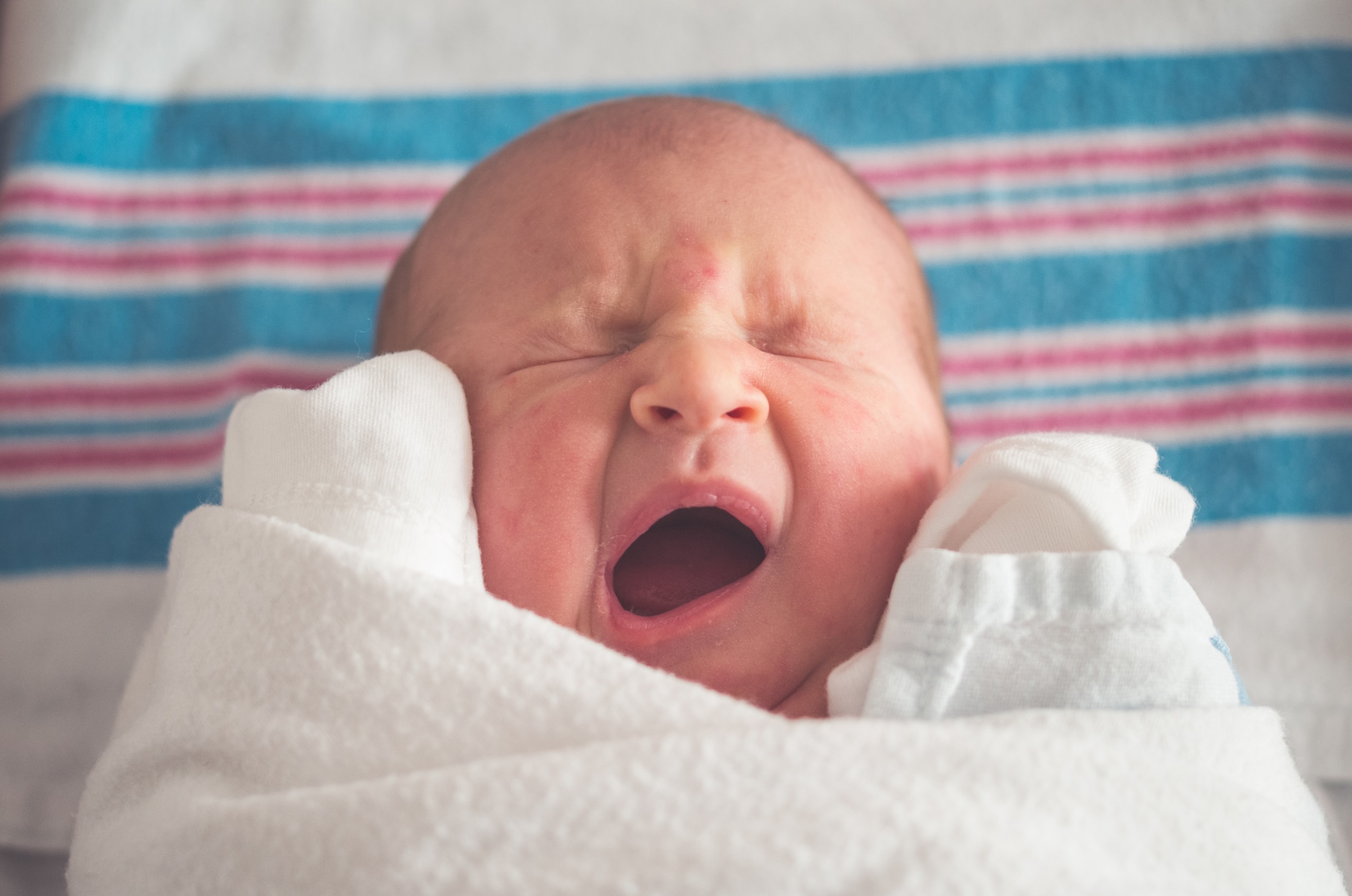 Bébé nouveau-né bâillant | Source : Unsplash