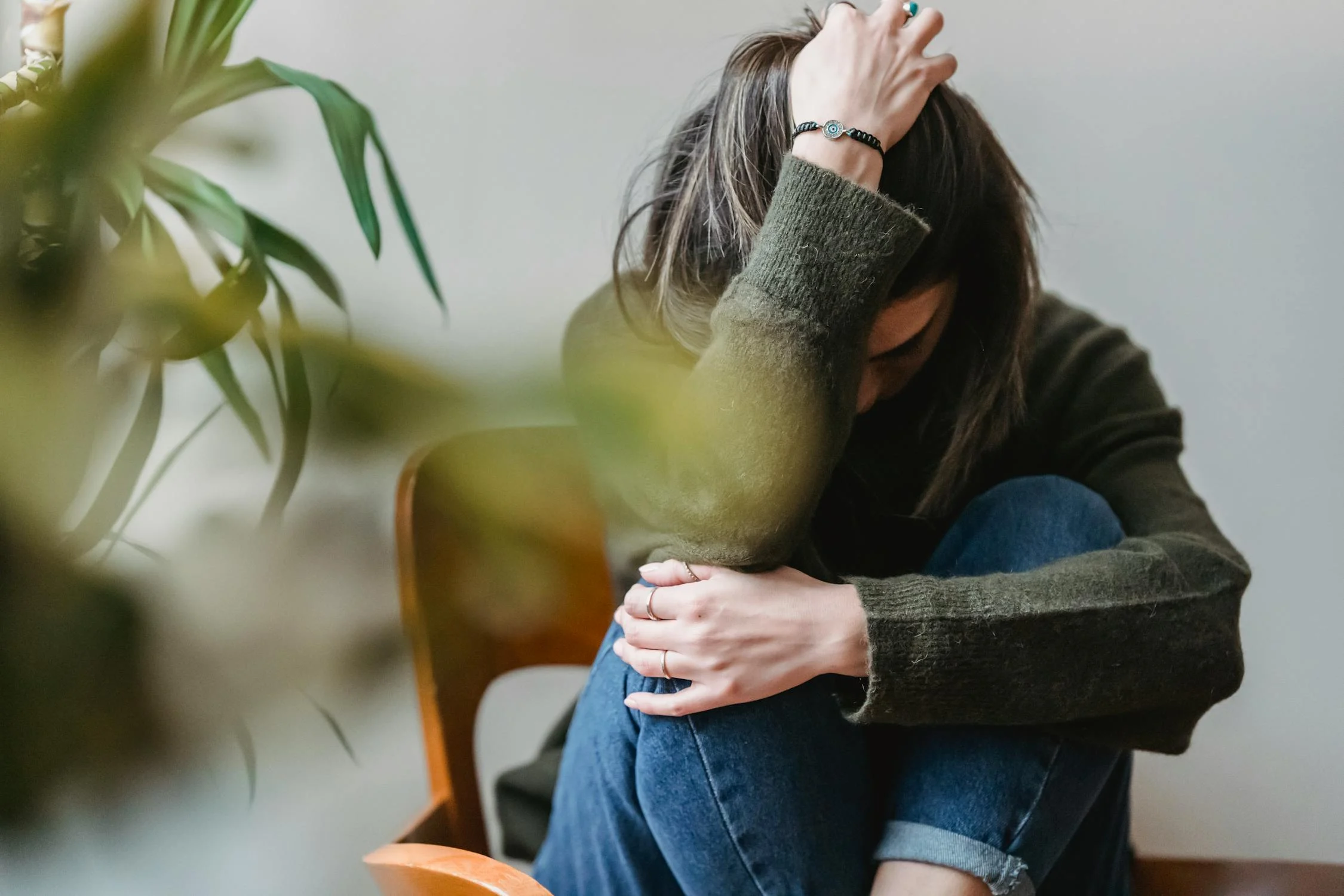 A tired woman on a chair | Source: Pexels