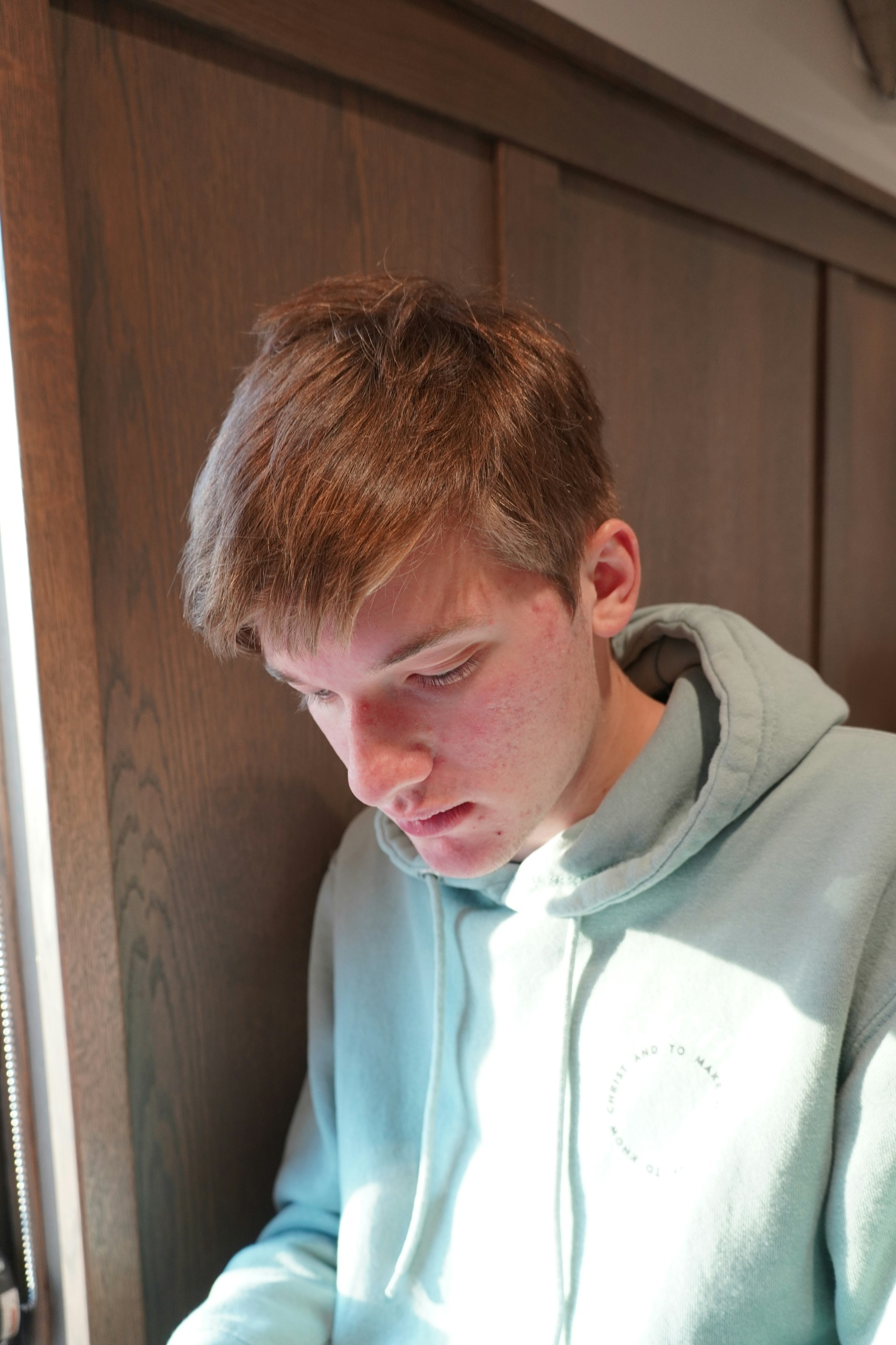 Un jeune homme qui se pend la tête | Source : Unsplash
