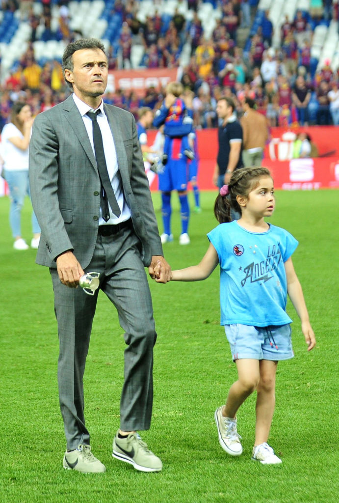 Luis Enrique et sa fille Xana assistent à la finale de la Coupe du Roi entre le FC Barcelone et le FC Alavés au stade Vicente Calderón, le 28 mai 2017 à Madrid.