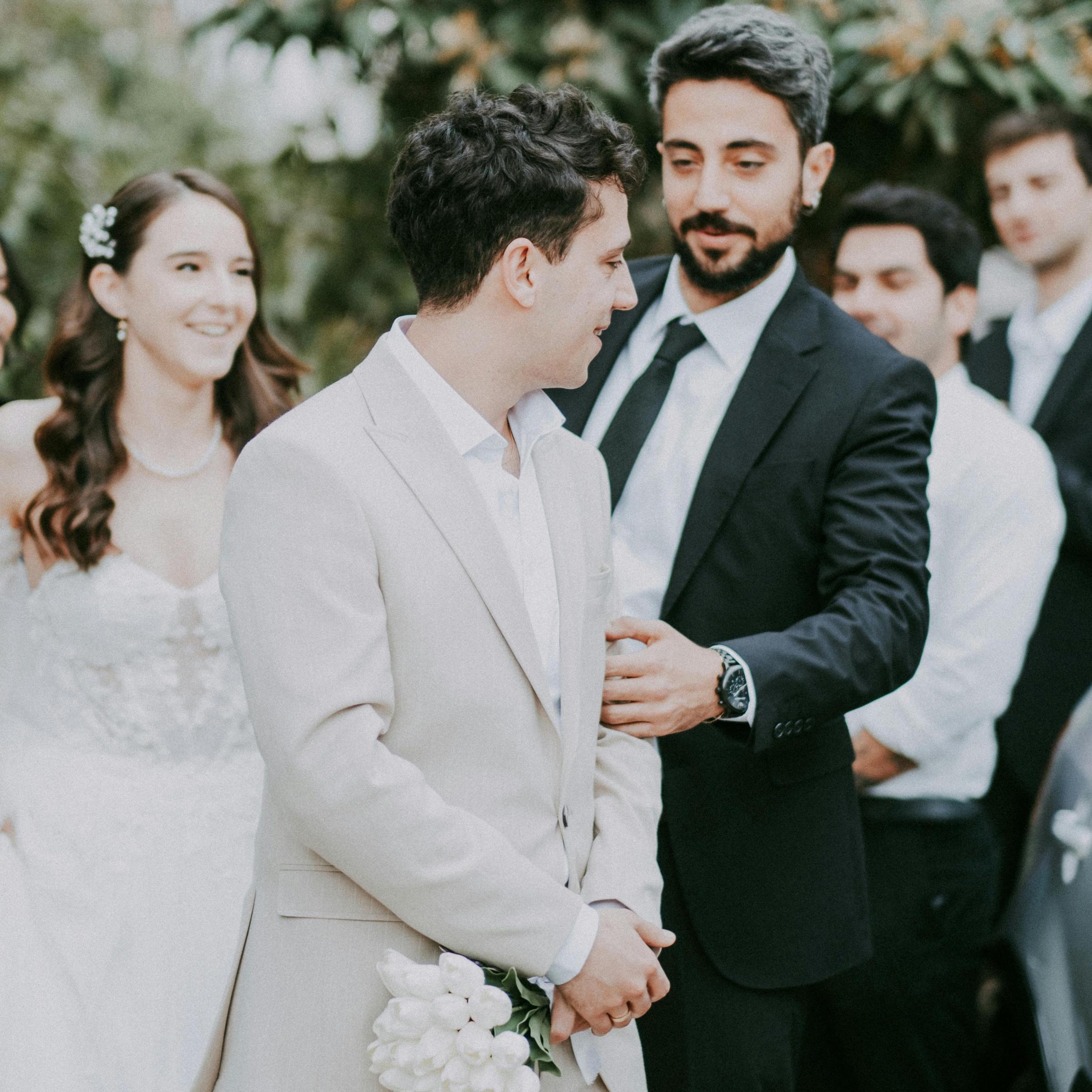 Un marié entouré d'invités lors d'une réception de mariage | Source : Pexels