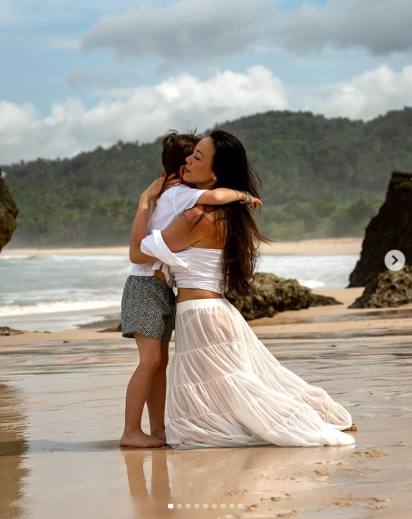 Christopher Woolf Mapelli Mozzi serre sa mère, Dara Huang, dans ses bras au bord de la plage. | Source : Instagram/dara_huang