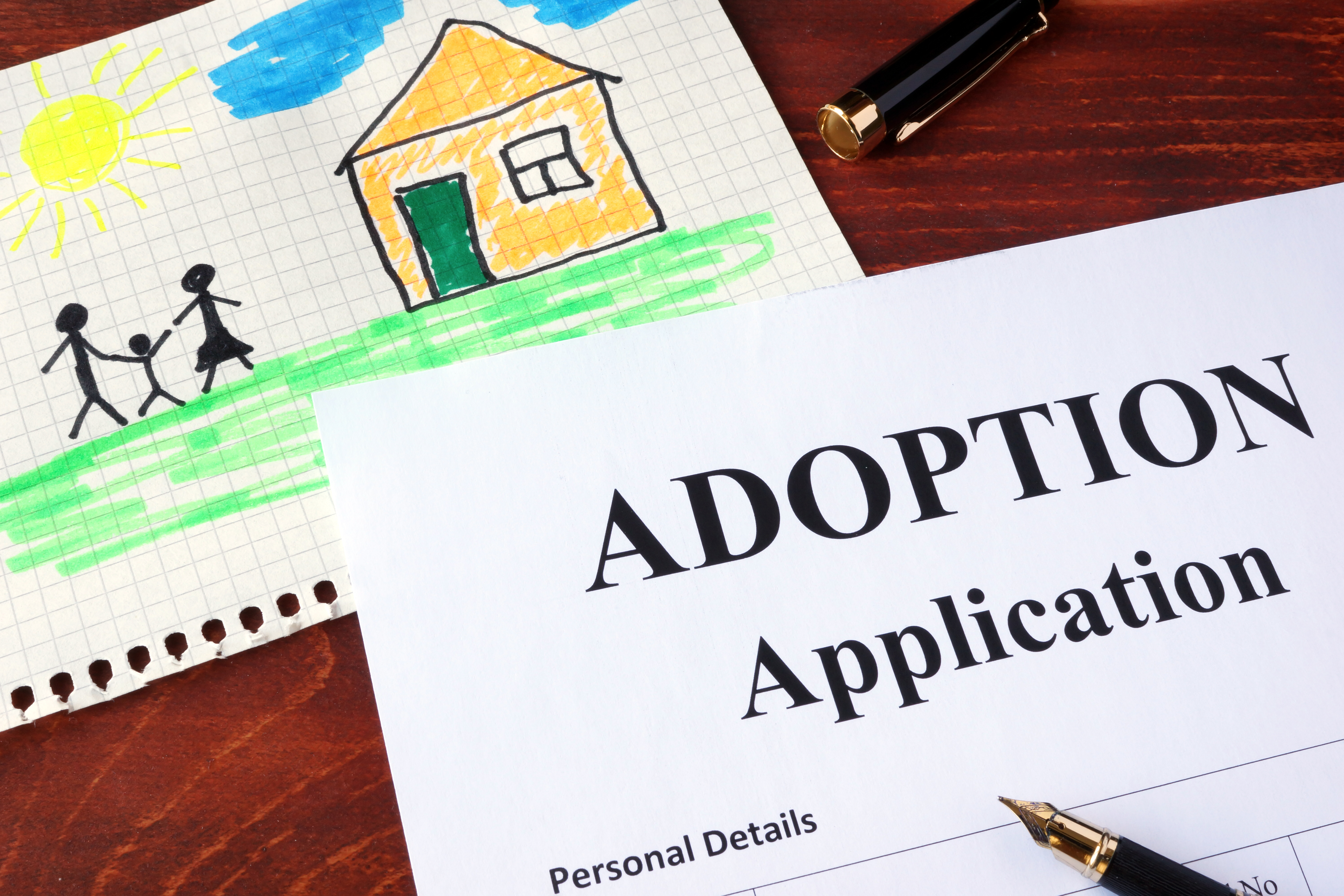 Un formulaire de demande d'adoption | Source : Shutterstock