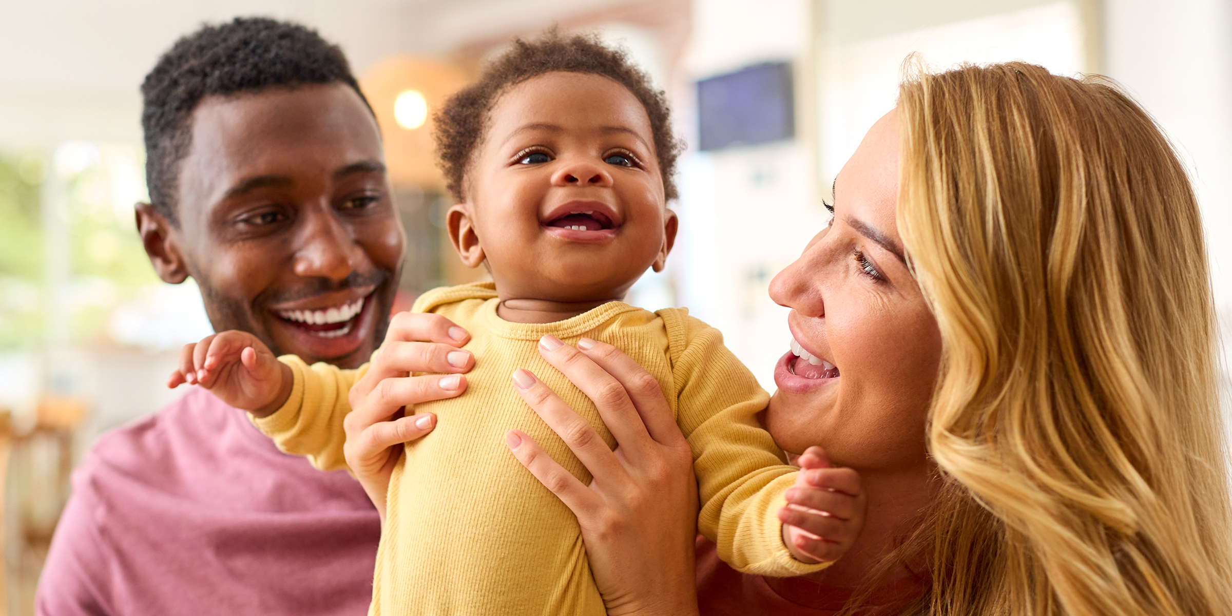 Un couple avec un bébé | Source : Shutterstock