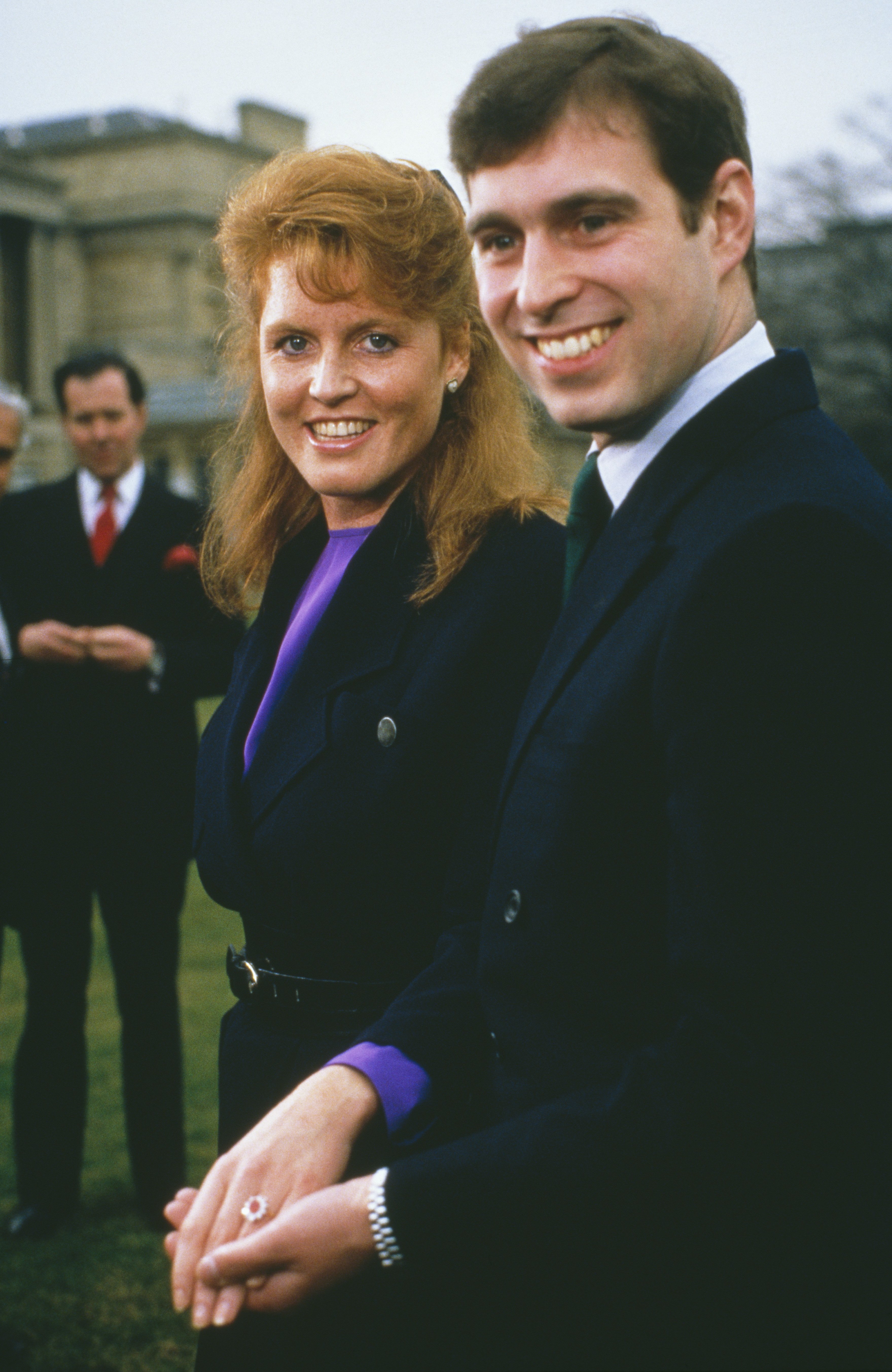 Le Prince Andrew avec Sarah Ferguson au Palais de Buckingham après l'annonce de leurs fiançailles à Londres le 17 mars 1986 | Photo : Getty Images