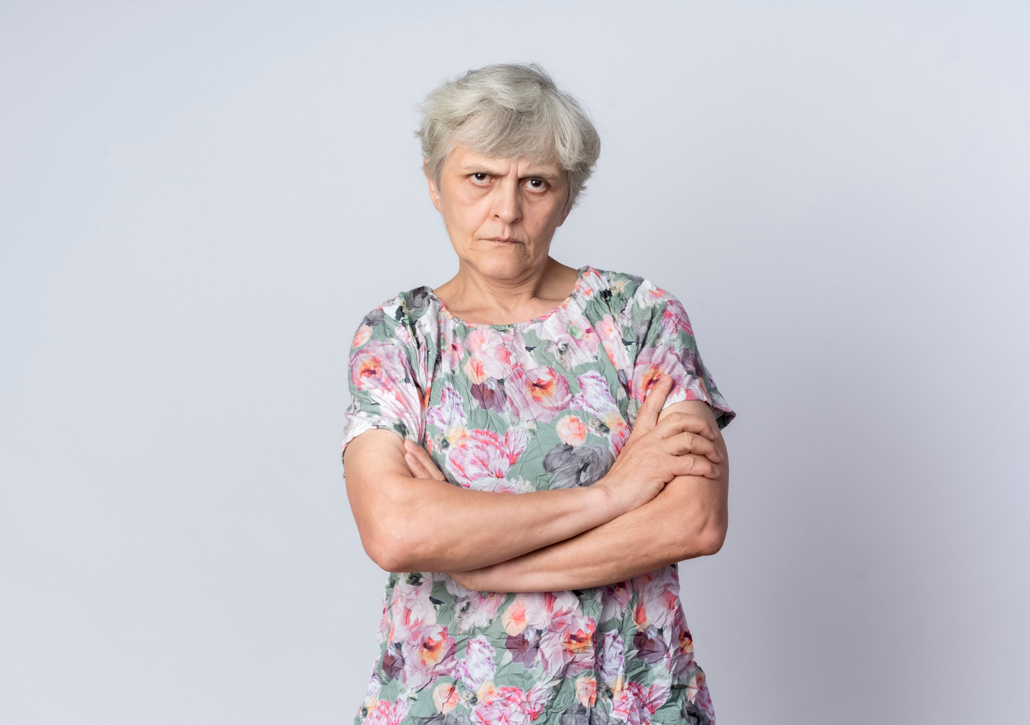 Une femme âgée furieuse | Source : Freepik