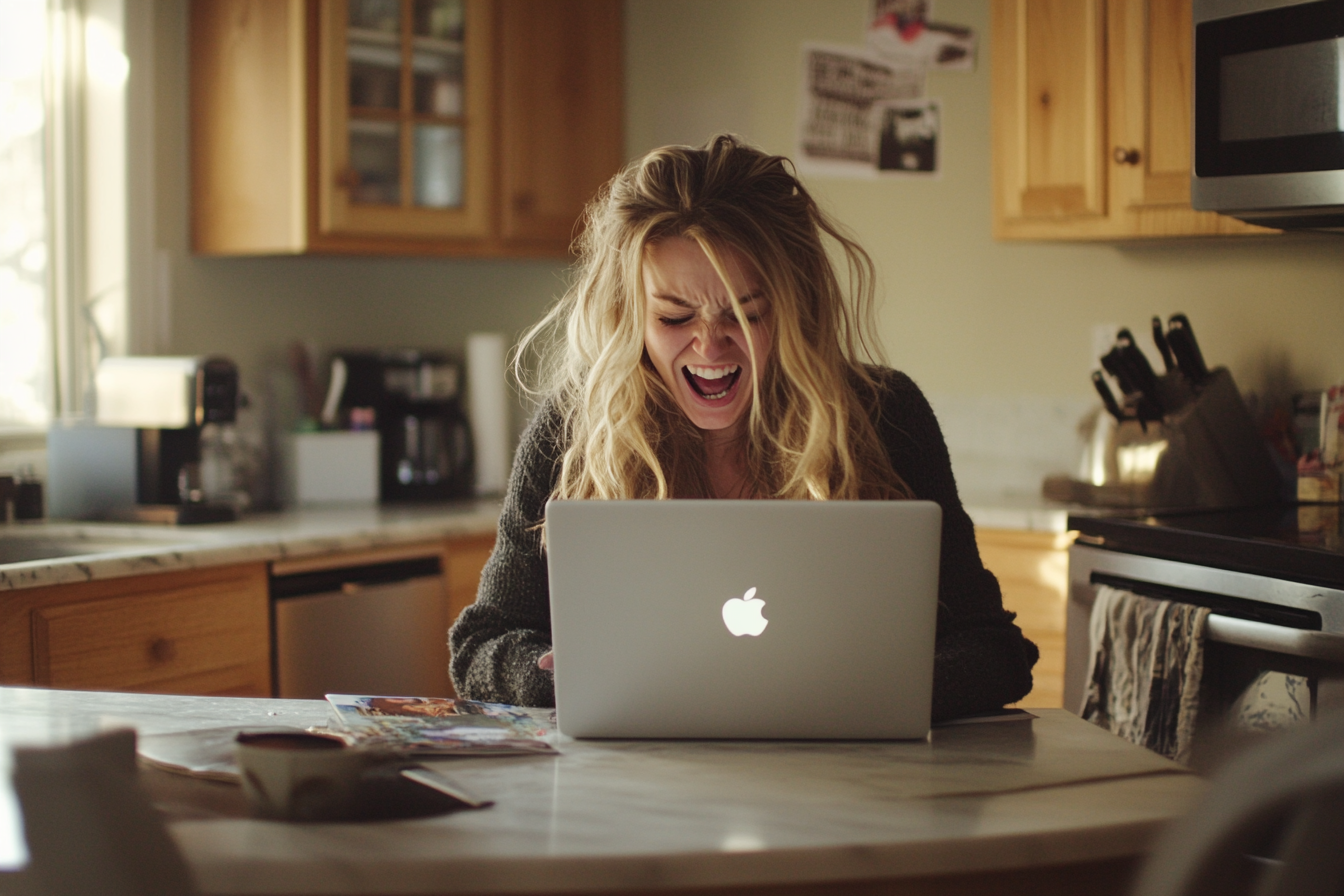 Une femme qui glousse tout en utilisant son ordinateur portable | Source : Midjourney