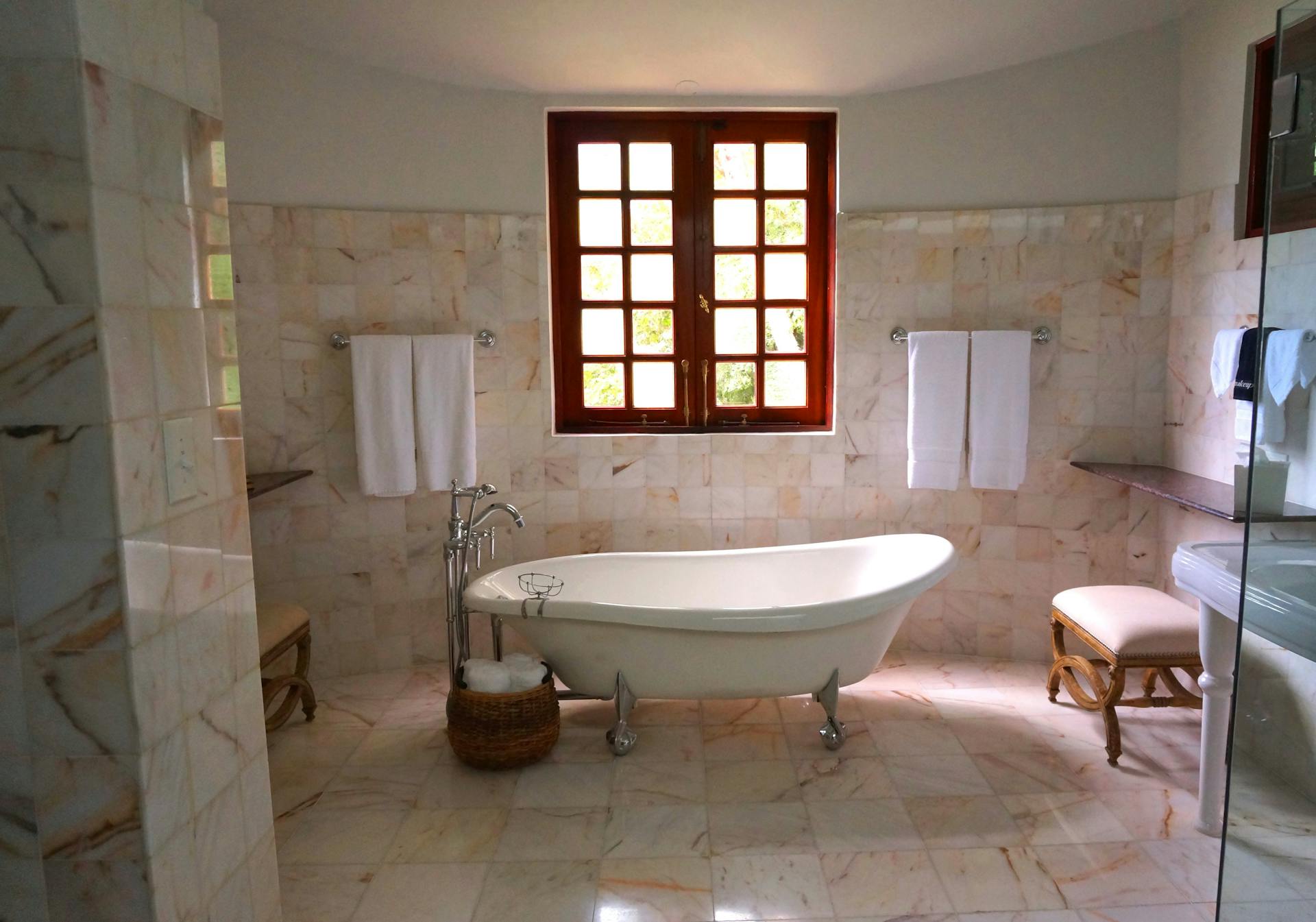 Une salle de bain marron et blanche | Source : Pexels
