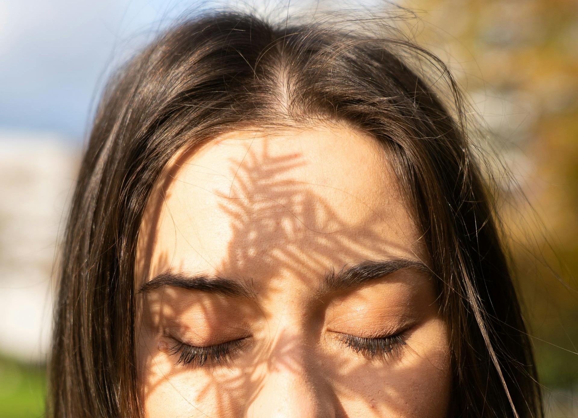 Une femme avec les yeux fermés | Source : Pexels
