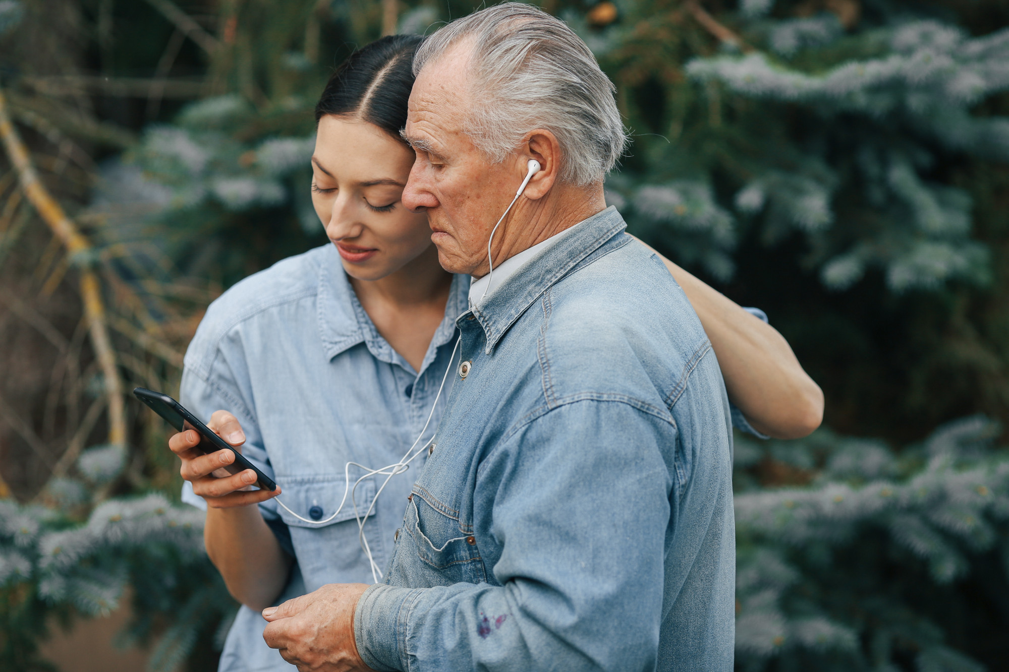 Un homme plus âgé et une femme plus jeune parlent à quelqu'un au téléphone | Source : Freepik
