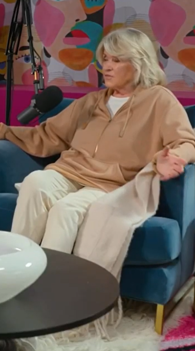 Martha Stewart fait des gestes tandis qu'elle partage ses réflexions sur l'inhumation naturelle lors du podcast « 50+ & Unfiltered » avec Shawn Killinger | Source : Instagram/shawnkillingerqvc