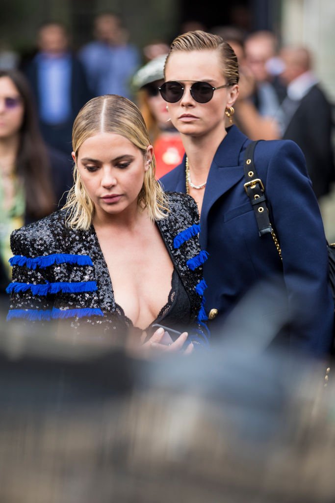 Ashley Benson et Cara Delevingne en septembre 2018 à Paris. l Source : Getty Images