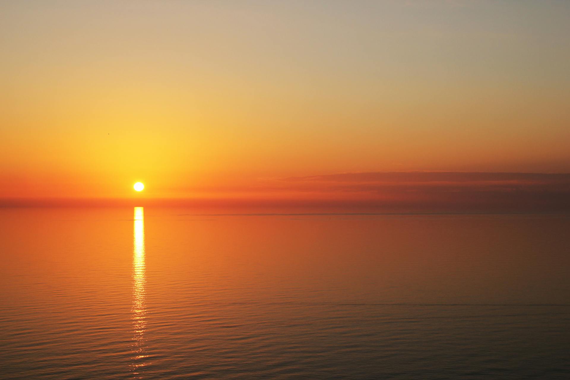 Coucher de soleil sur un océan calme | Source : Pexels