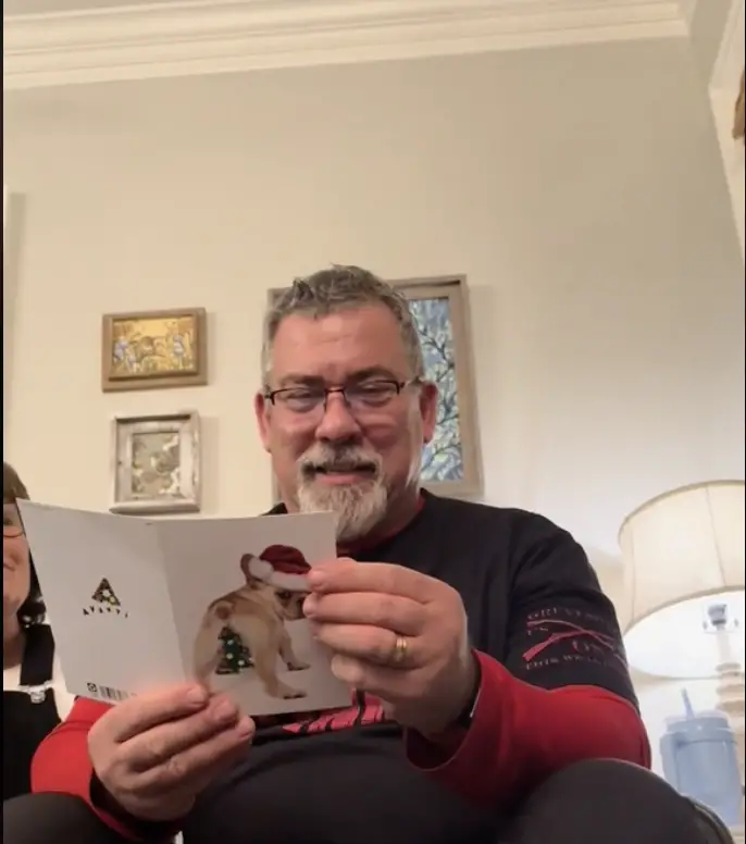 Ted Lawver tient une carte de Noël | Source : TikTok/lindseyswagmom