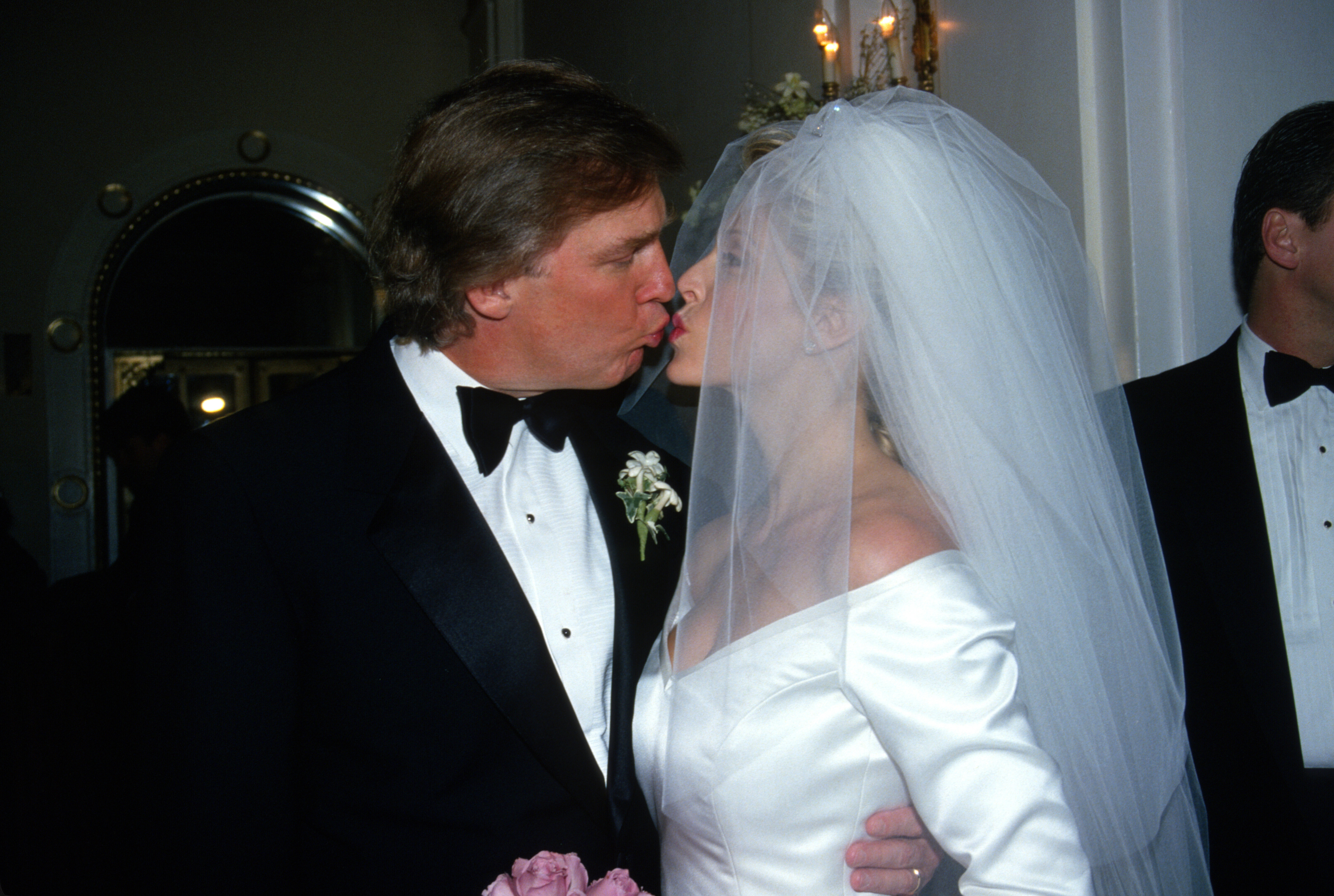 Donald Trump épouse sa deuxième femme à l'hôtel Plaza le 20 décembre 1993 | Source : Getty Images