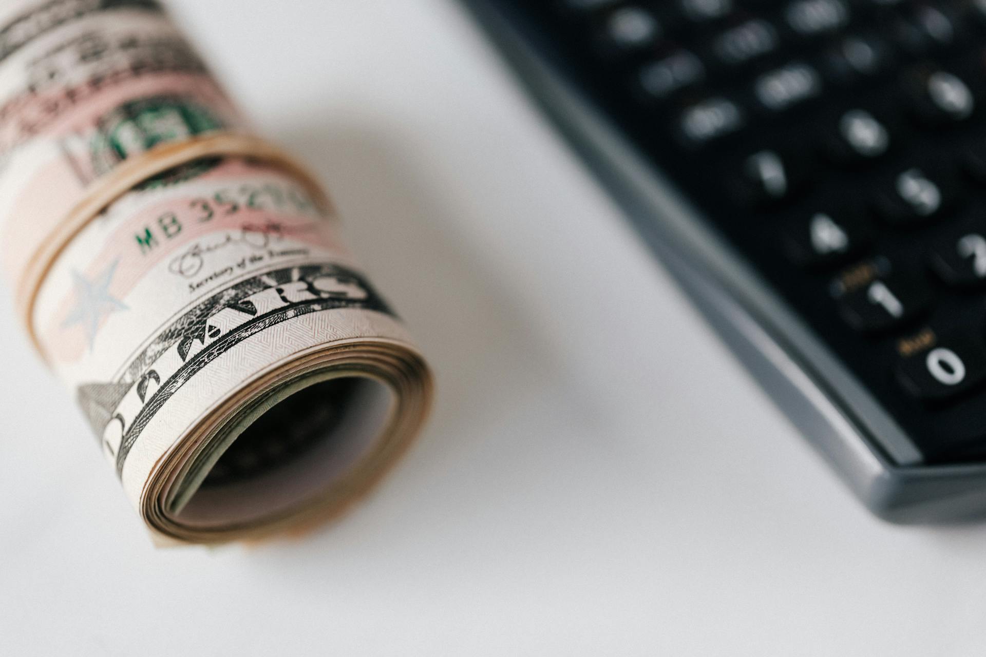 Un rouleau de billets de banque | Source : Pexels