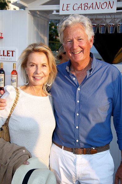 Le présentateur TV Pierre Dhostel et son épouse Carole Bellemare participent au "Trophée de la Pétanque Gastronomique". | Photo : Getty Images.