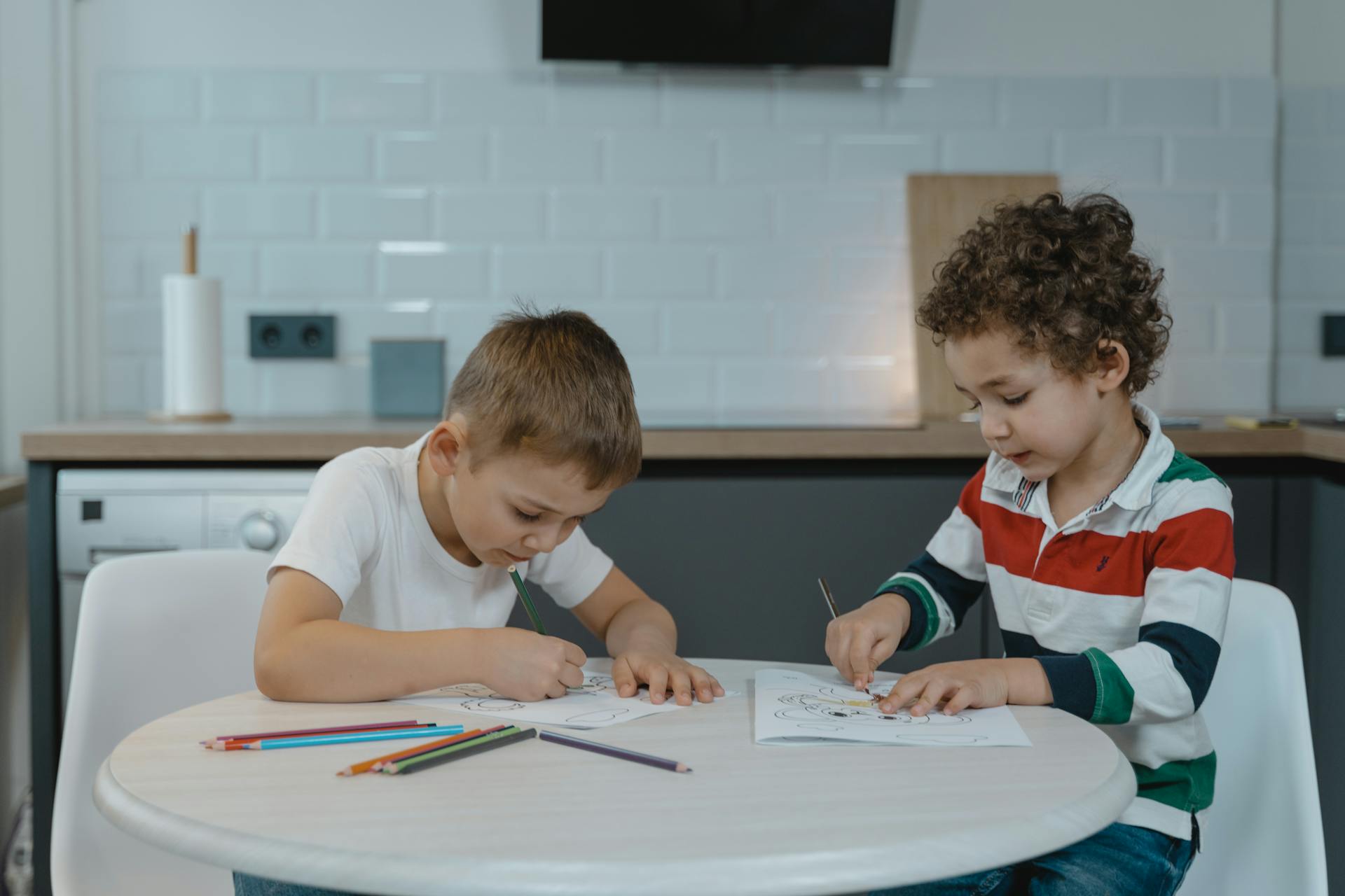 Des enfants dessinant sur du papier | Source : Pexels