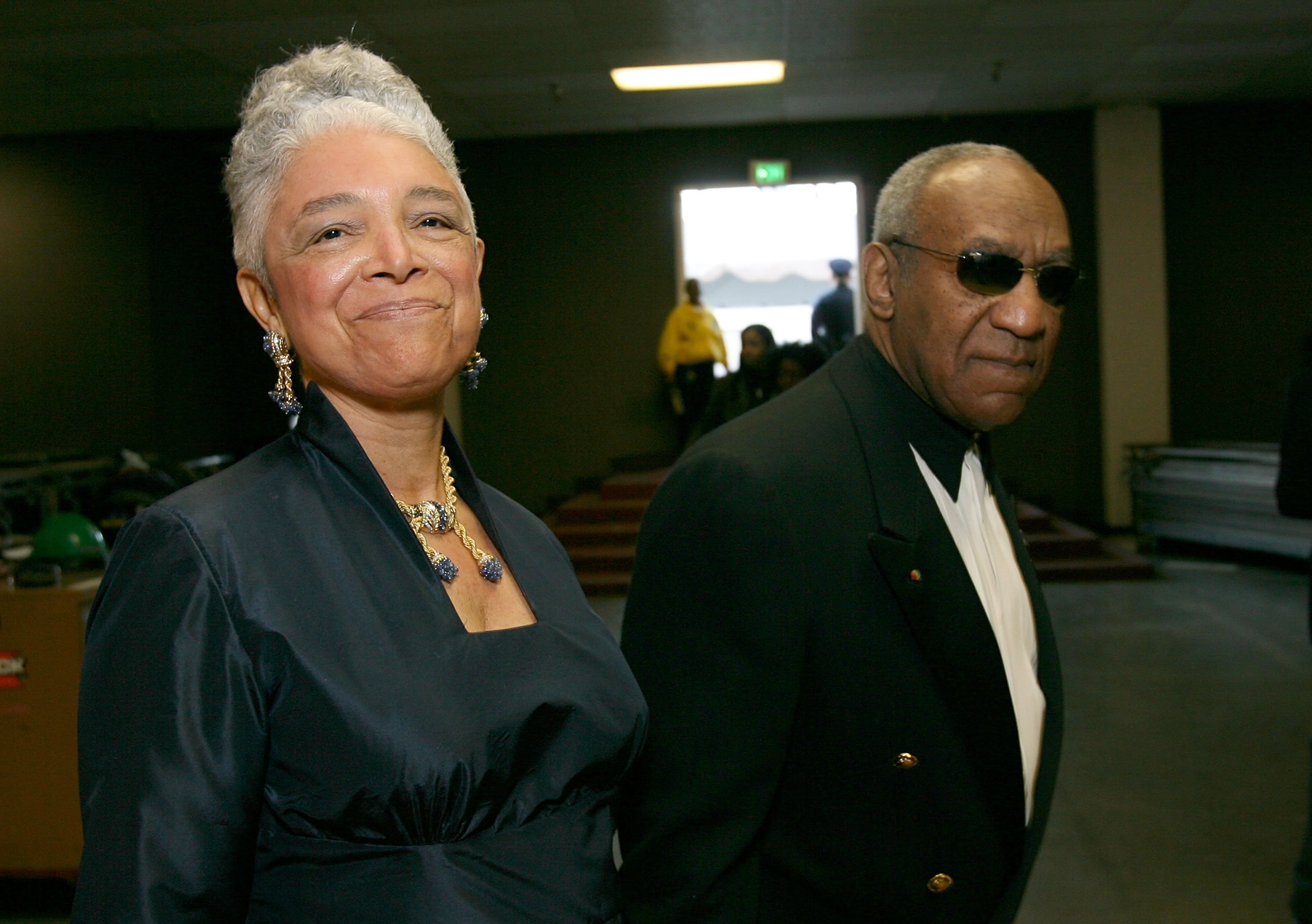 Bill et Camille Cosby marchent dans les coulisses de la 38e cérémonie annuelle des NAACP Image Awards au Shrine Auditorium le 2 mars 2007 à Los Angeles, en Californie. | Photo : Getty Images