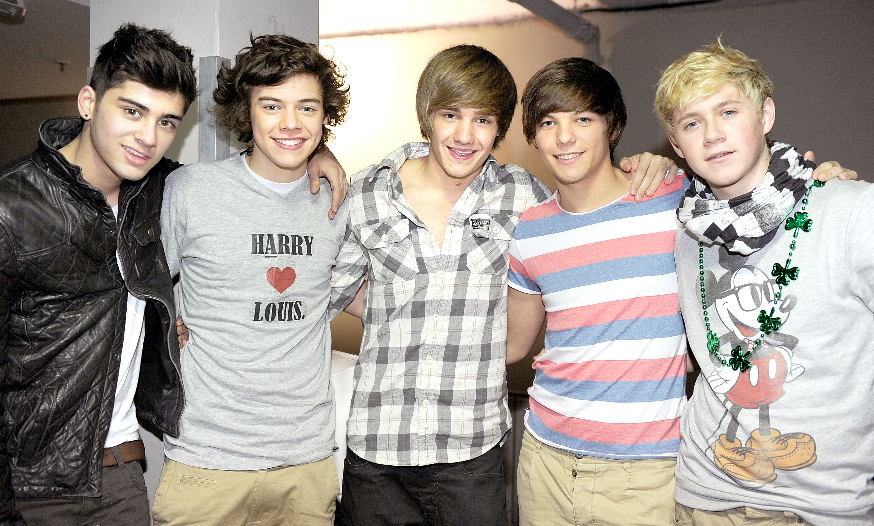 Zayn Malik, Harry Styles, Liam Payne, Louis Tomlinson et Niall Horan des One Direction signent leur nouveau livre "One Direction : Forever Young : Our Official X-Factor Story" à Manchester, en Angleterre, le 7 mars 2011 | Source : Getty Images