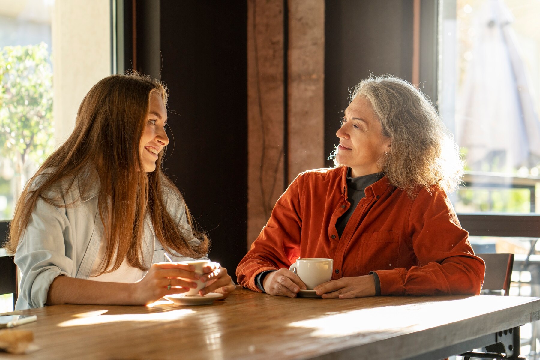 Une femme âgée qui parle à une jeune femme | Source : Freepik