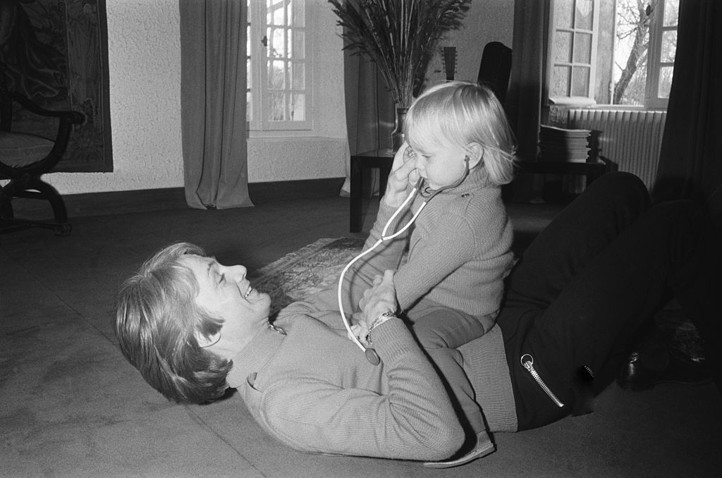 Claude François avec son fils à la maison en France en 1970 | Photo : Getty Images.
