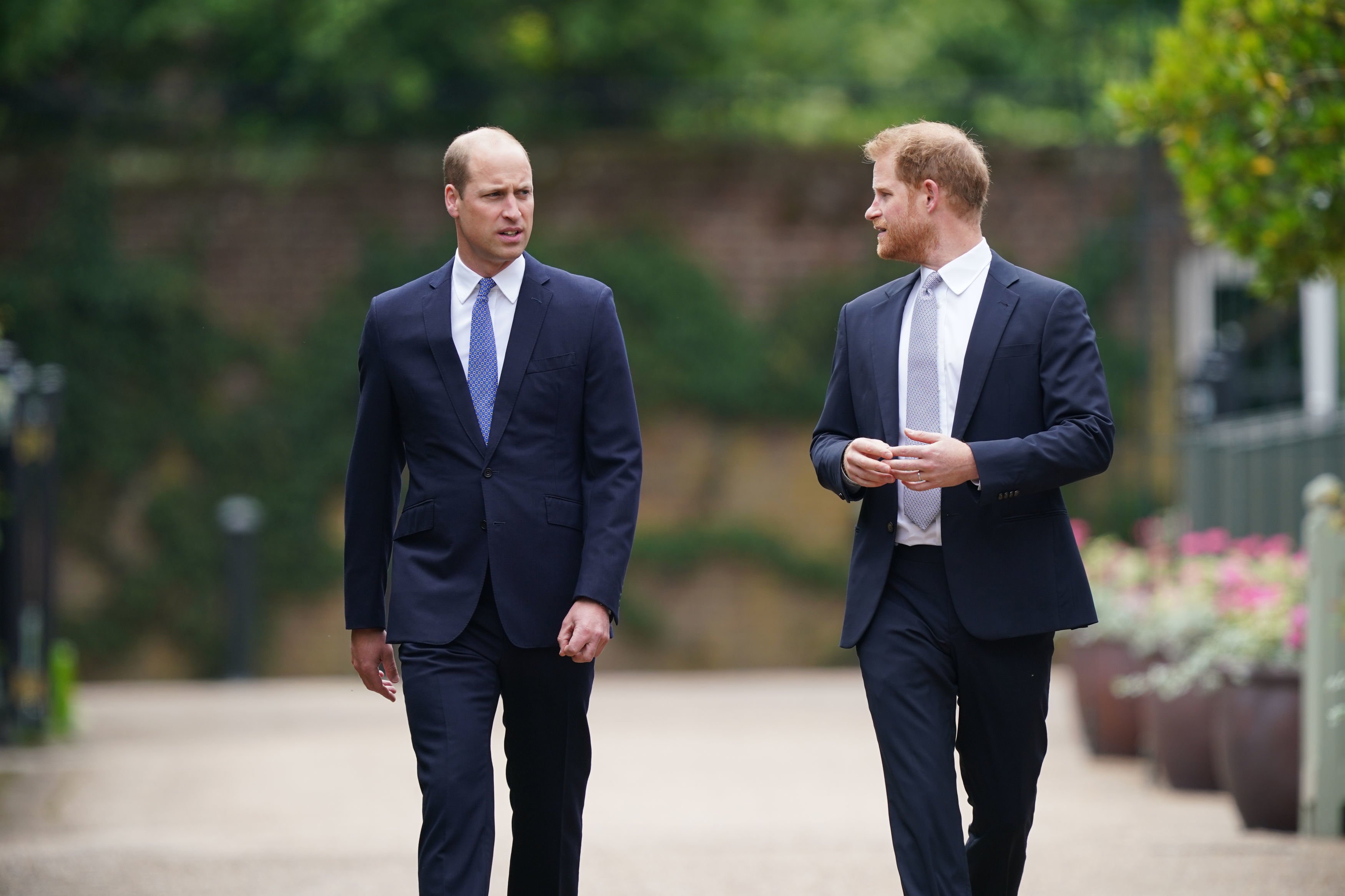Le prince William, duc de Cambridge, et le prince Harry, duc de Sussex, arrivent pour l'inauguration d'une statue qu'ils ont commandée pour leur mère Diana, princesse de Galles, dans le Sunken Garden du palais de Kensington. | Source : Getty Images
