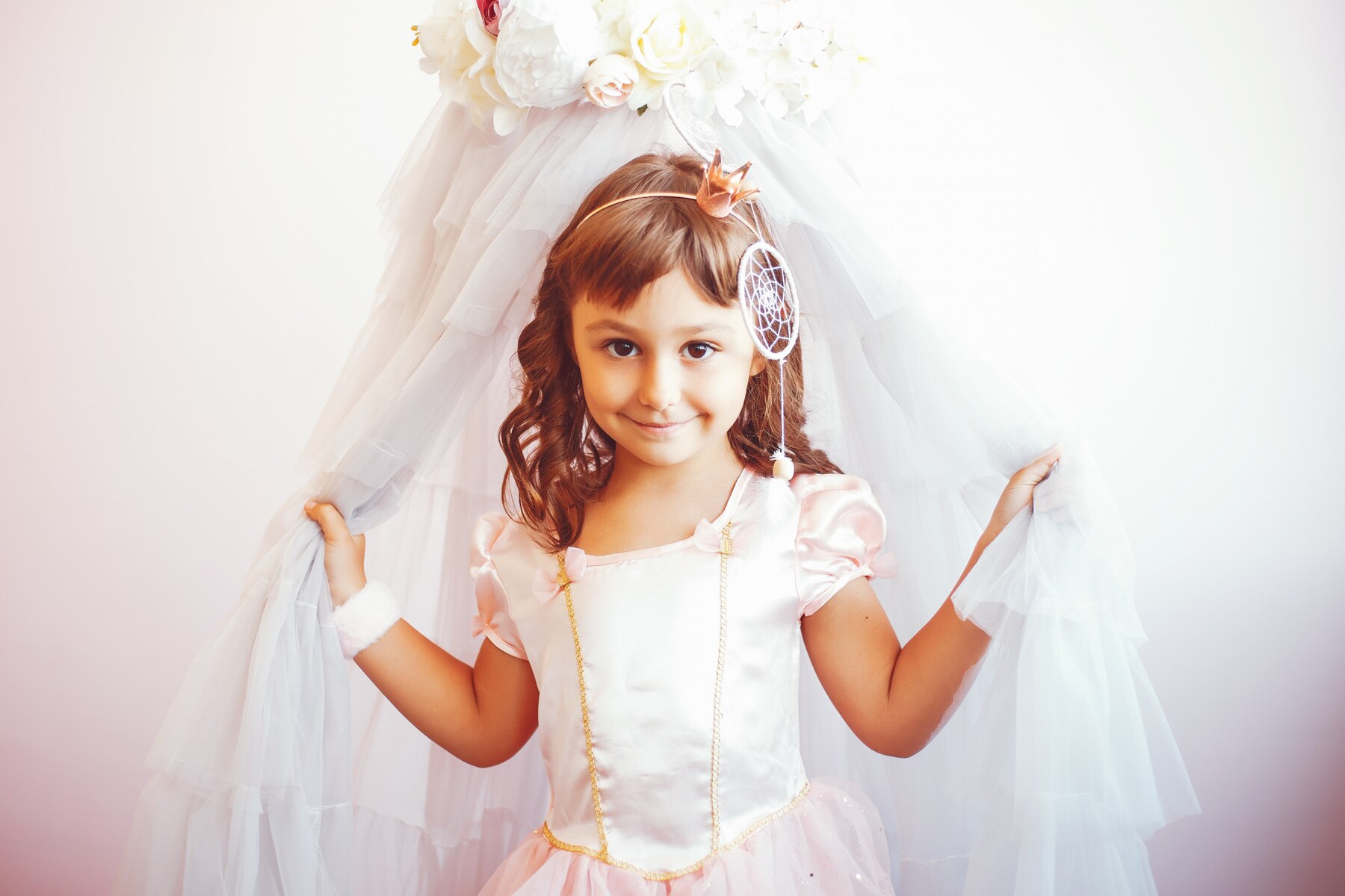 Une fille dans sa robe de princesse | Source : Freepik