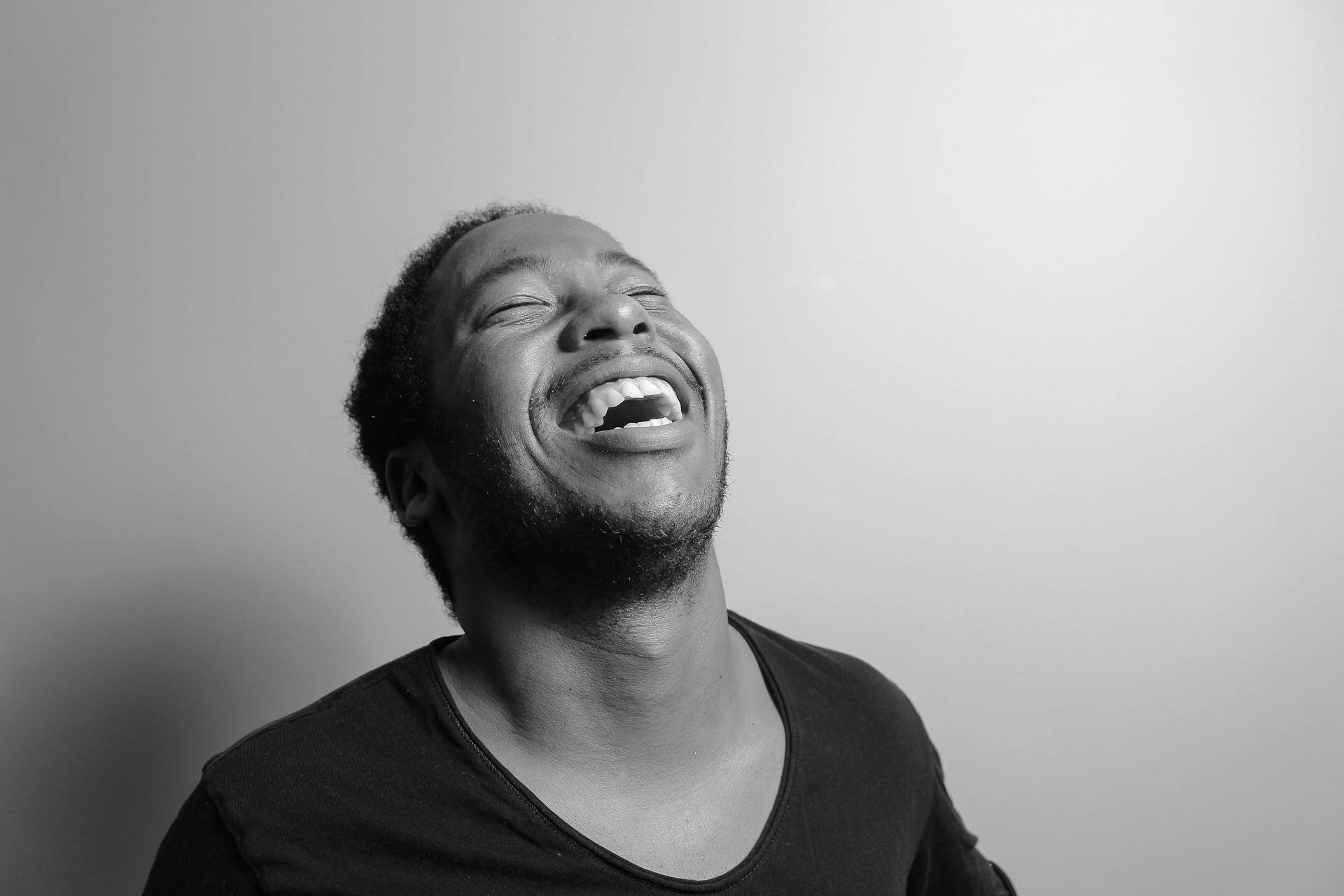 A man laughing | Source: Pexels