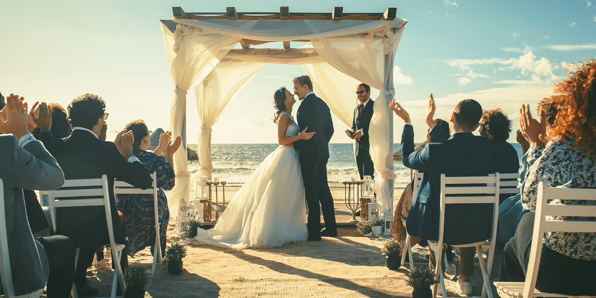 Un couple devant l'autel | Source : Shutterstock