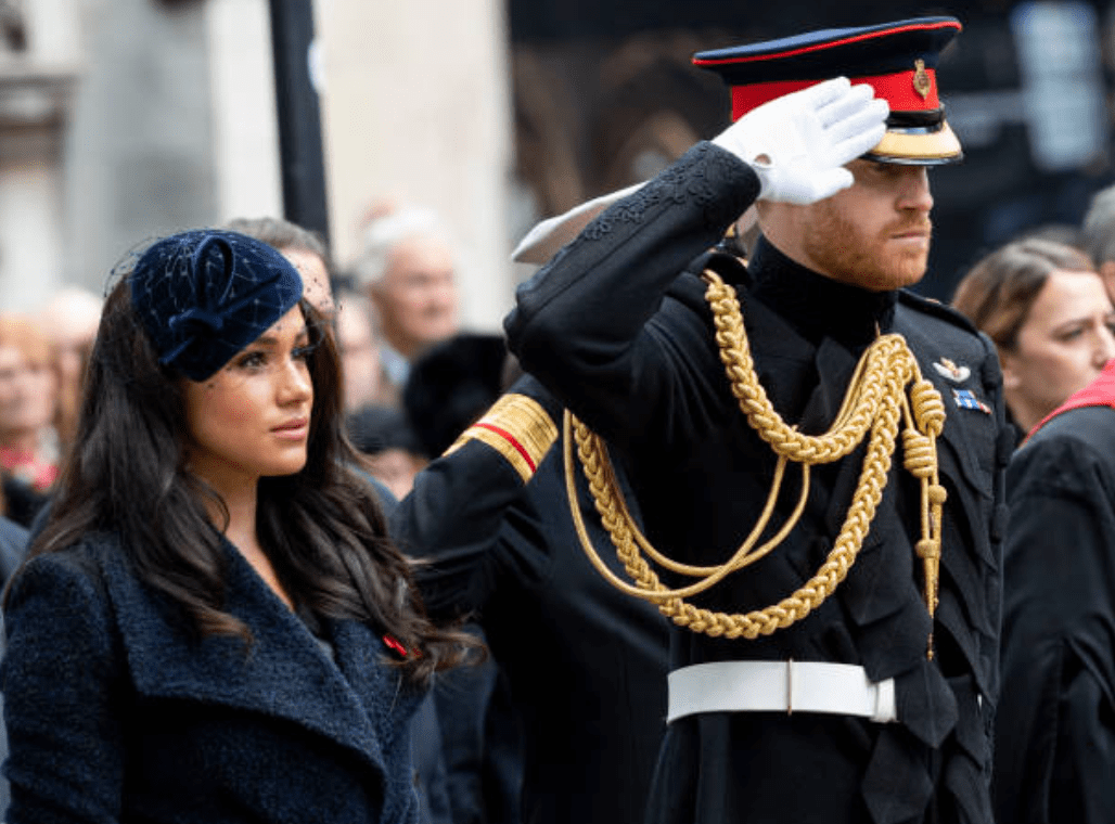  Meghan Markle aux côtés du prince Harry alors qu'il salue le 91e champ du souvenir de l'abbaye de Westminster, le 7 novembre 2019, à Londres, en Angleterre | Source: Mark Cuthbert / Presse britannique via Getty Images