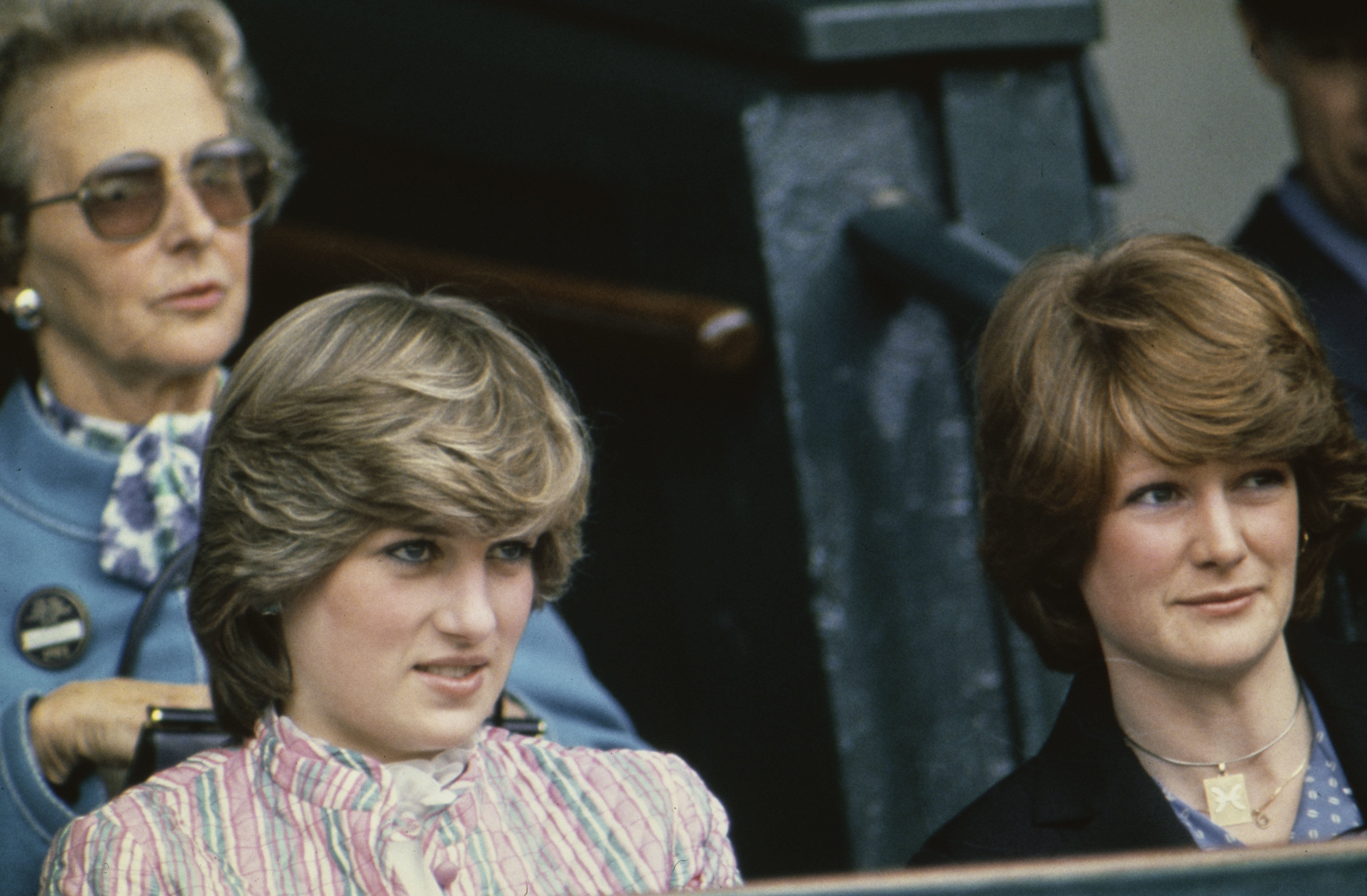 Contrairement à la famille Windsor, les Spencer sont restés bien plus proches des Sussex. Sur cette photo, Lady Diana Spencer et sa sœur, Lady Sarah Spencer, regardaient la finale féminine du tournoi de Wimbledon le 3 juillet 1981, à Londres, en Angleterre. | Source : Getty Images