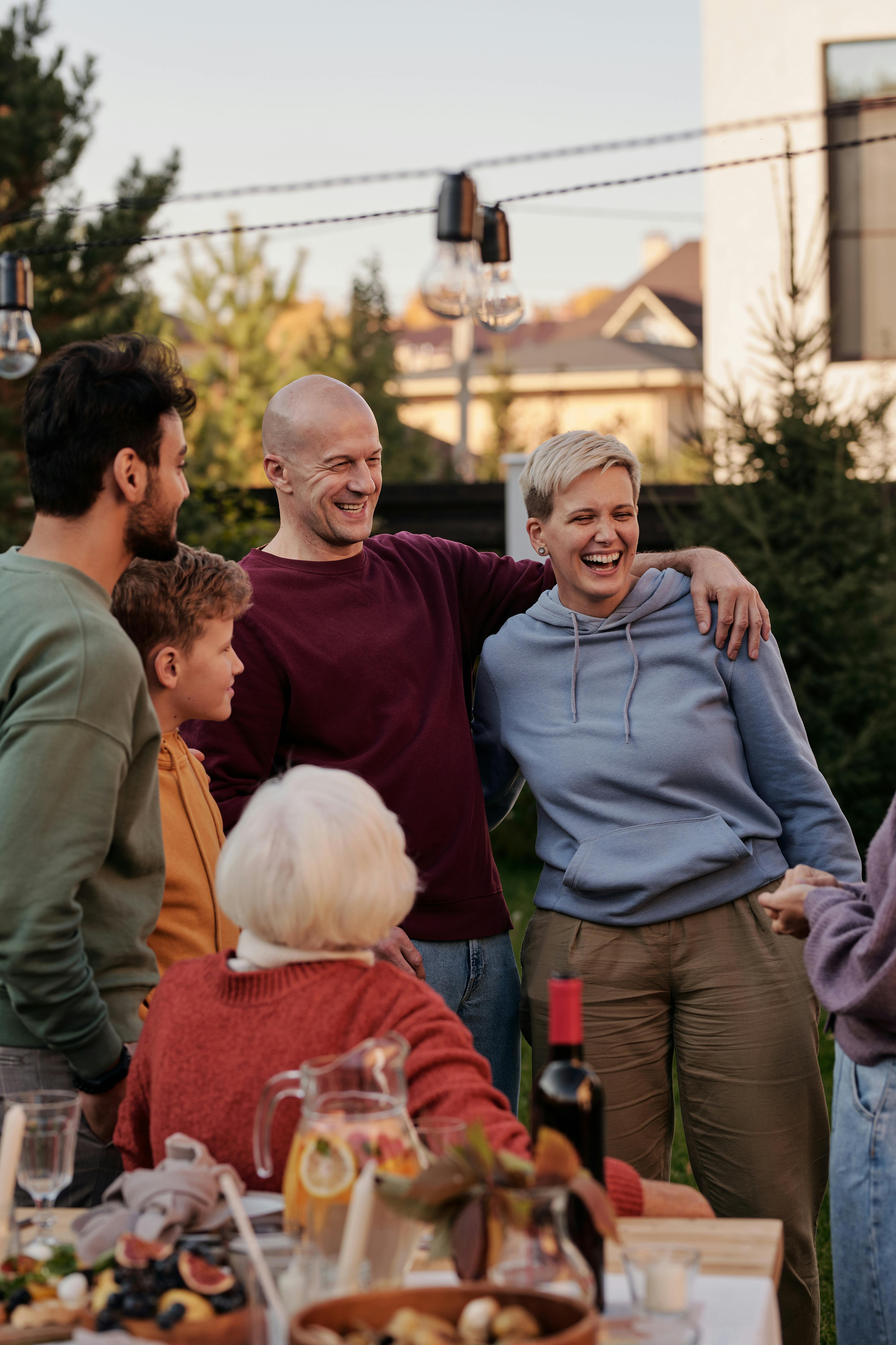 Des personnes souriantes lors d'un dîner en famille | Source : Pexels