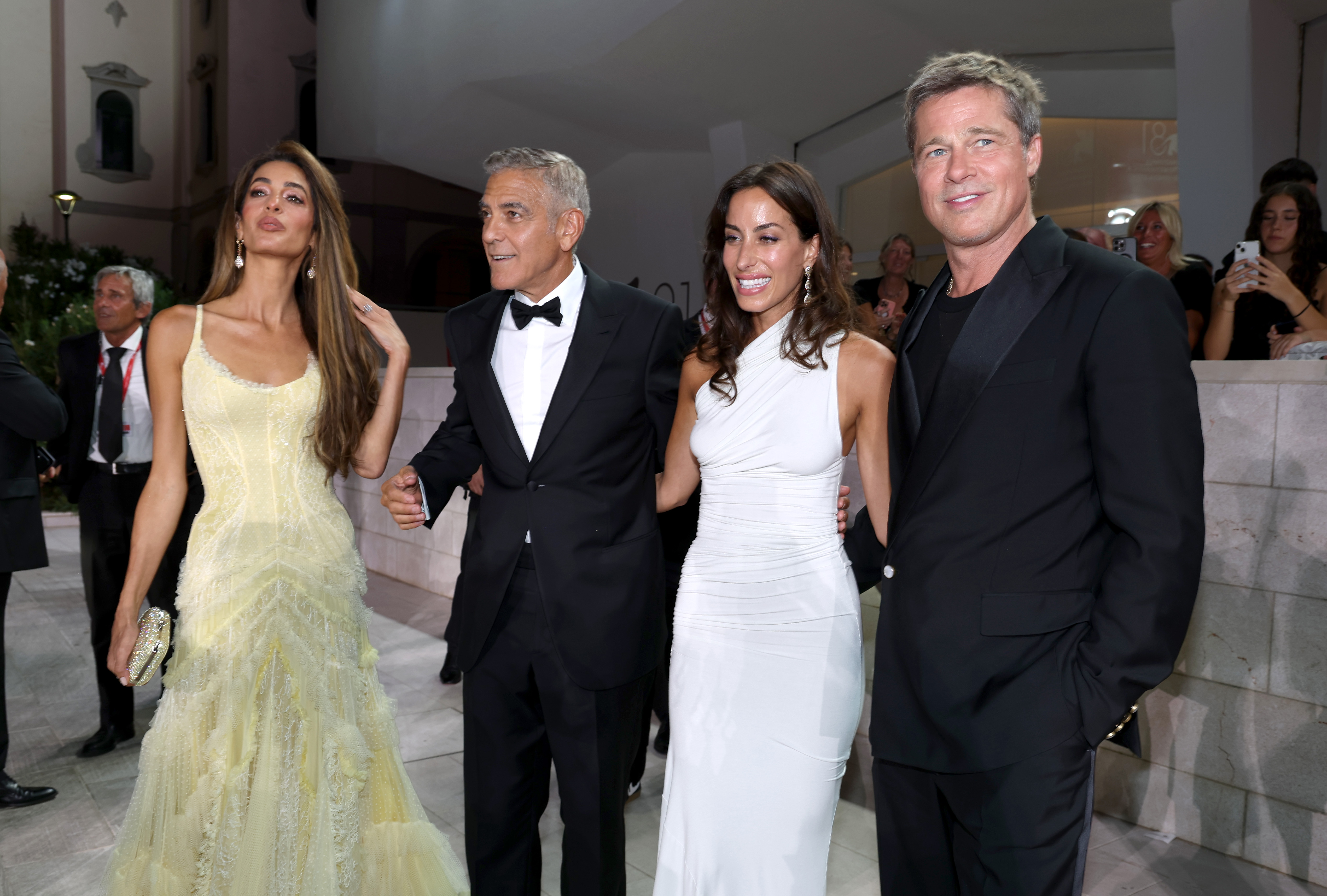 Amal Clooney, George Clooney, Ines de Ramon et Brad Pitt assistent au tapis rouge de "Wolfs" lors du 81e Festival international du film de Venise, à Venise, en Italie, le 1er septembre 2024 | Source : Getty Images