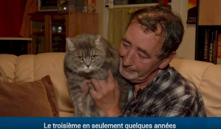 Claude Dromar accueille les journalistes avec son chat. I Photo : Youtube/BFMTV