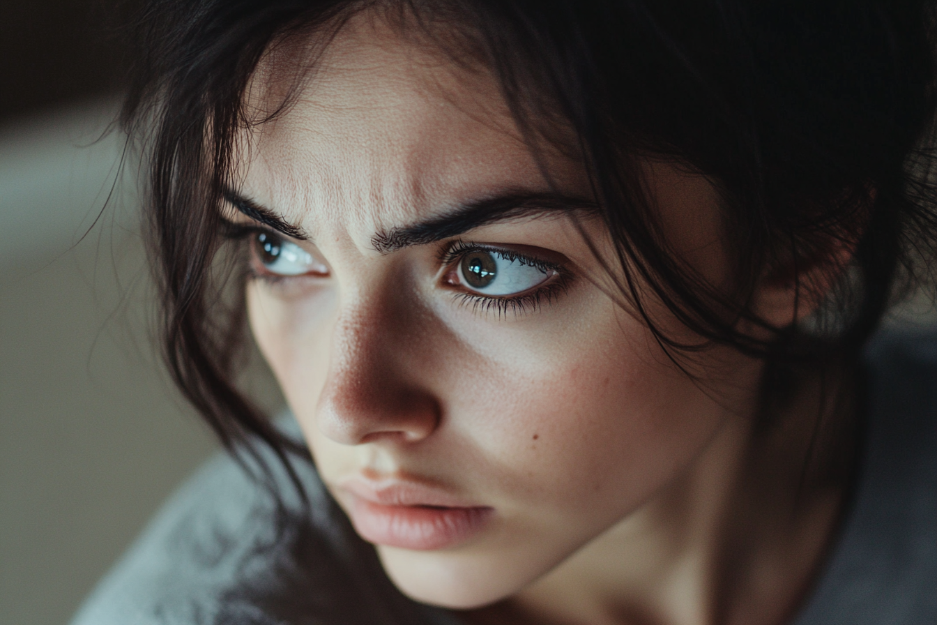 Une femme fronce les sourcils | Source : Midjourney