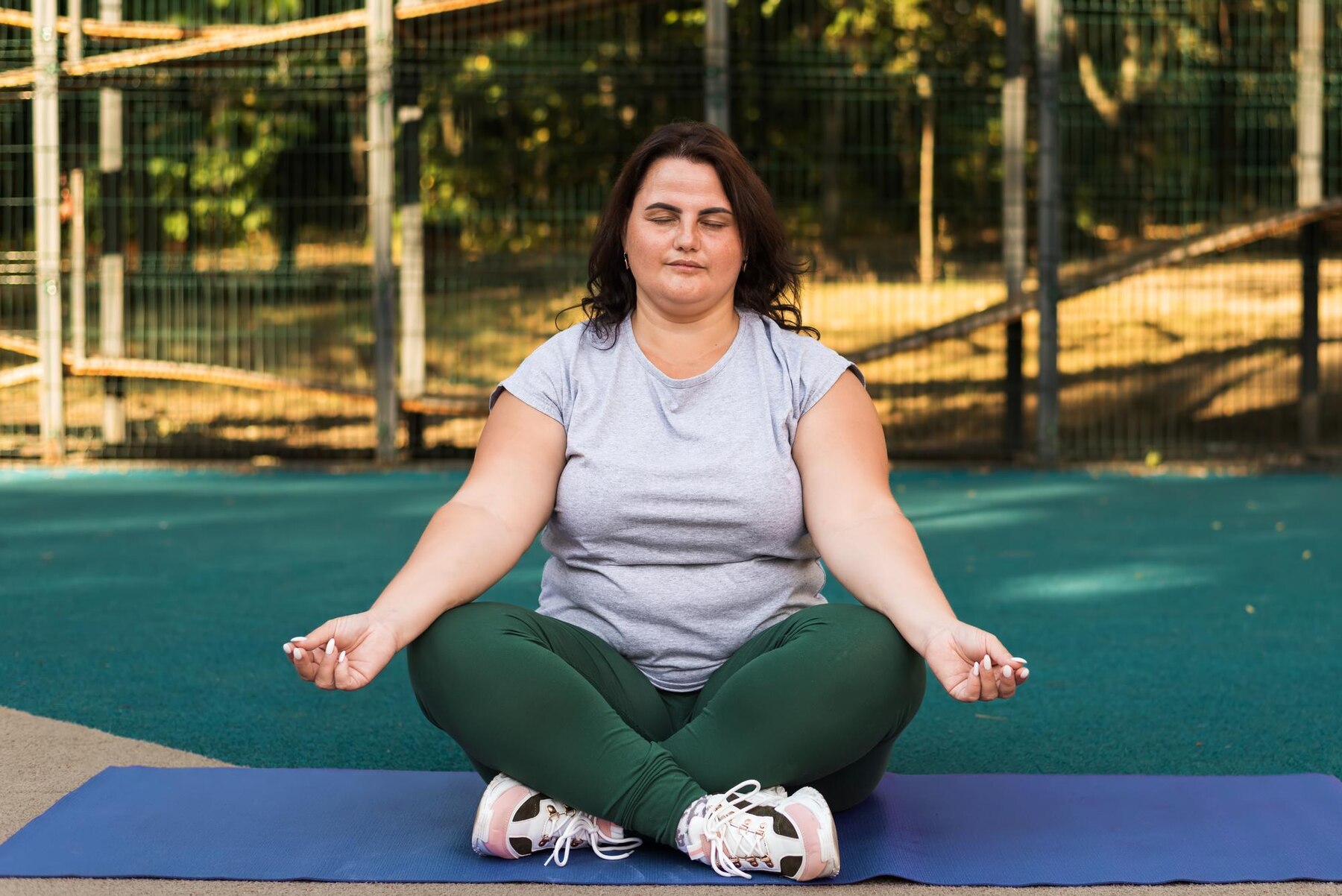 Une femme dans un cours de yoga | Source : Freepik