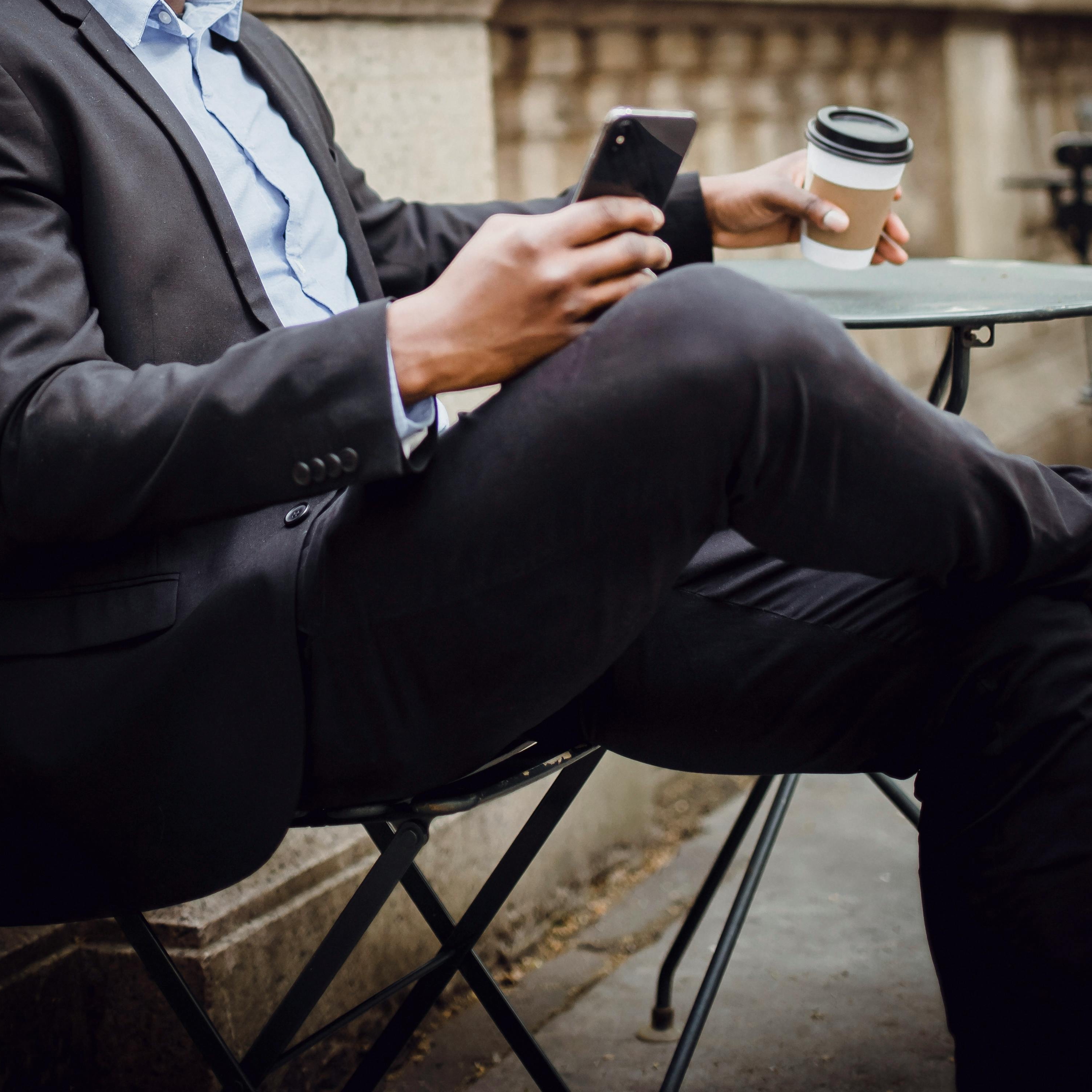 Un homme assis à table dans un café | Source : Pexels