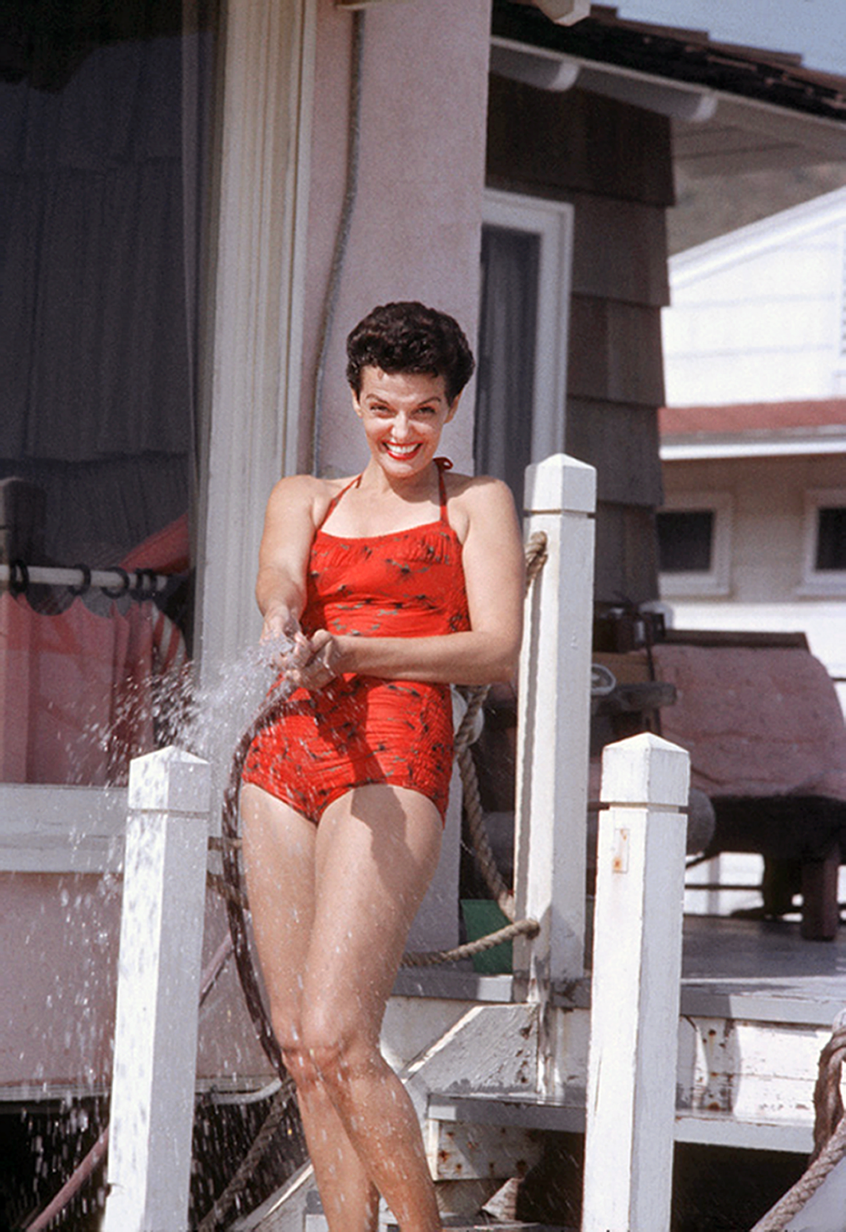 Jane Russell photographiée en maillot de bain en 1957 | Source : Getty Images